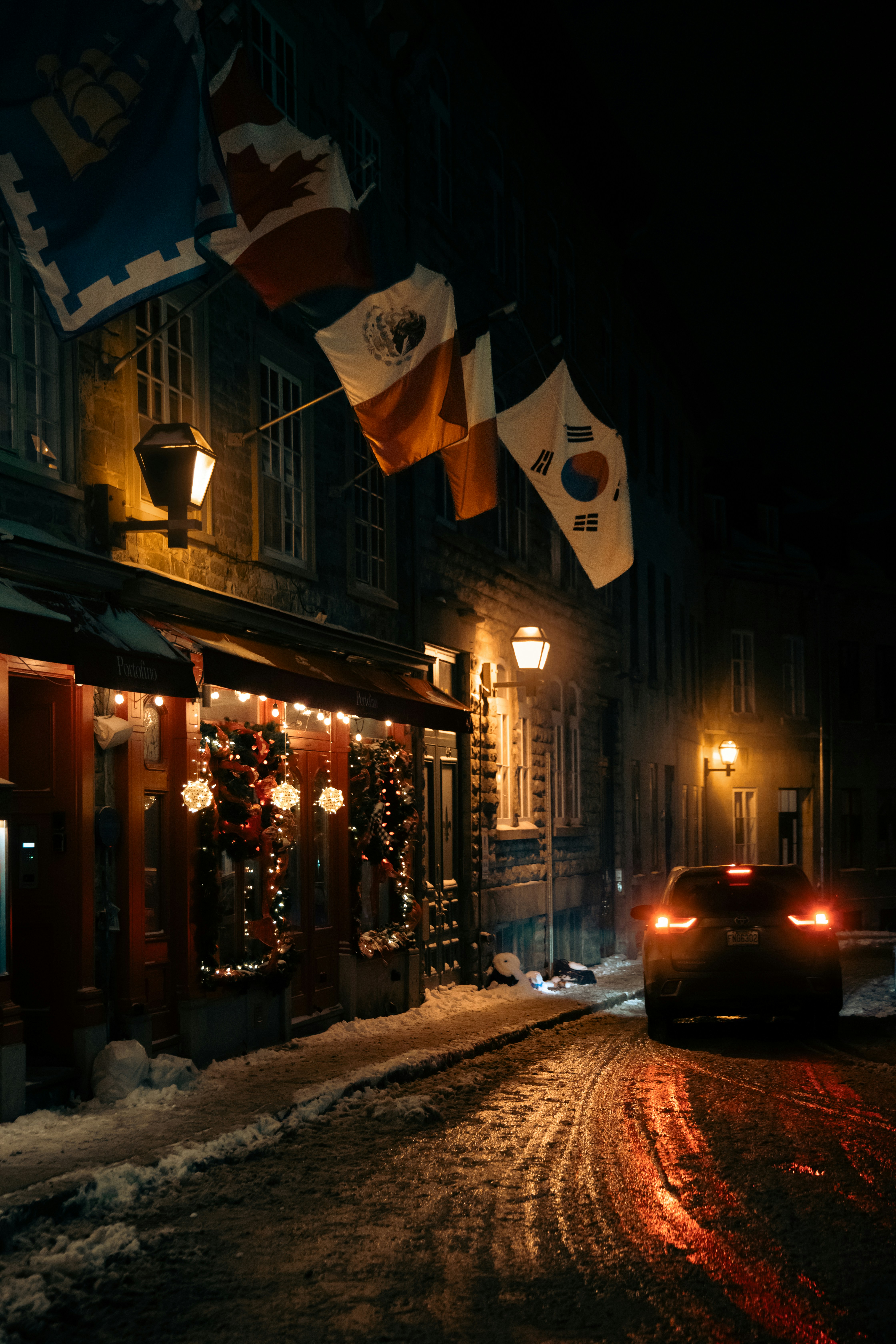 Coche circula por una calle nevada de noche