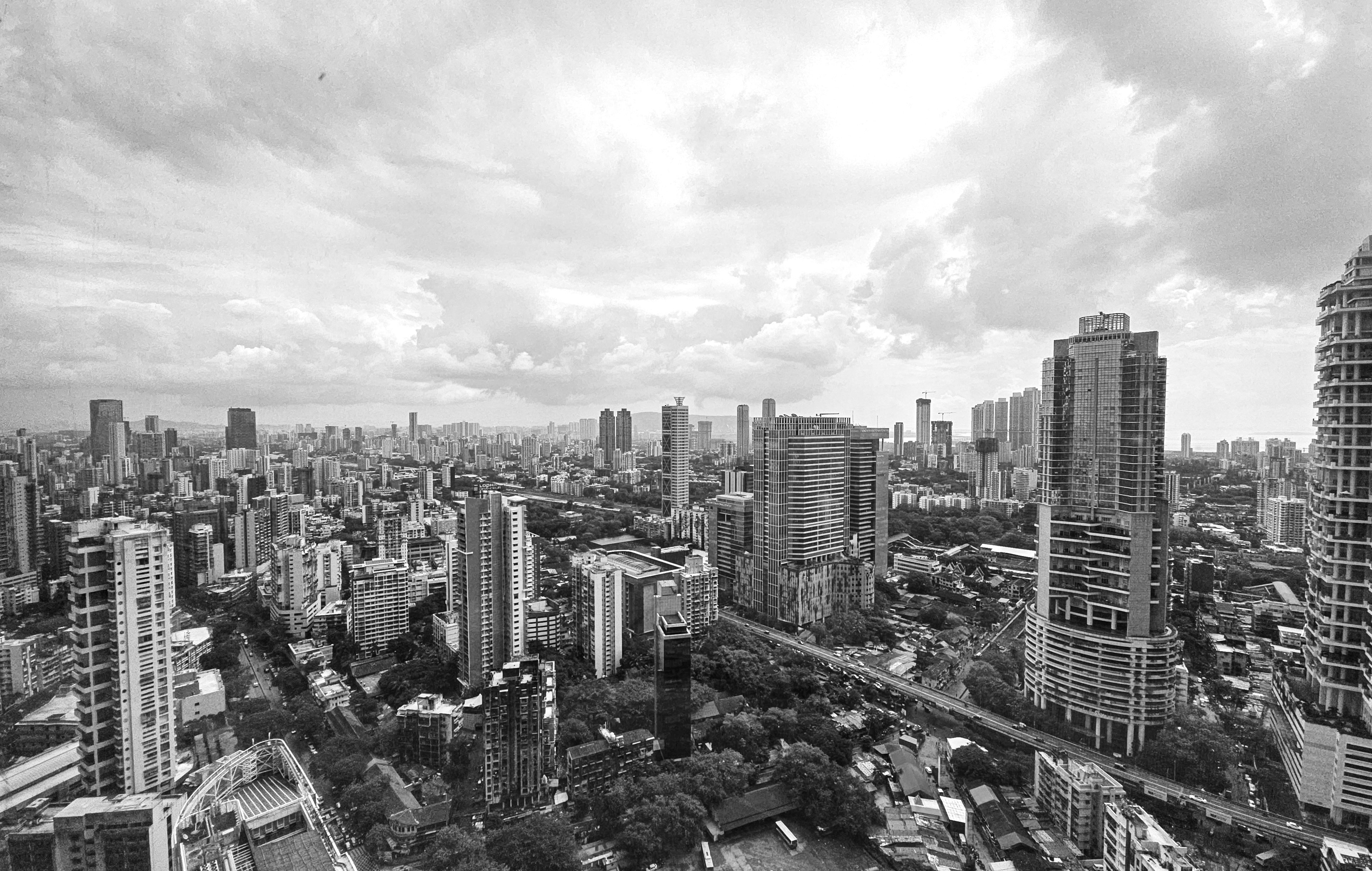 Vista panorámica de un denso paisaje urbano bajo cielos nublados