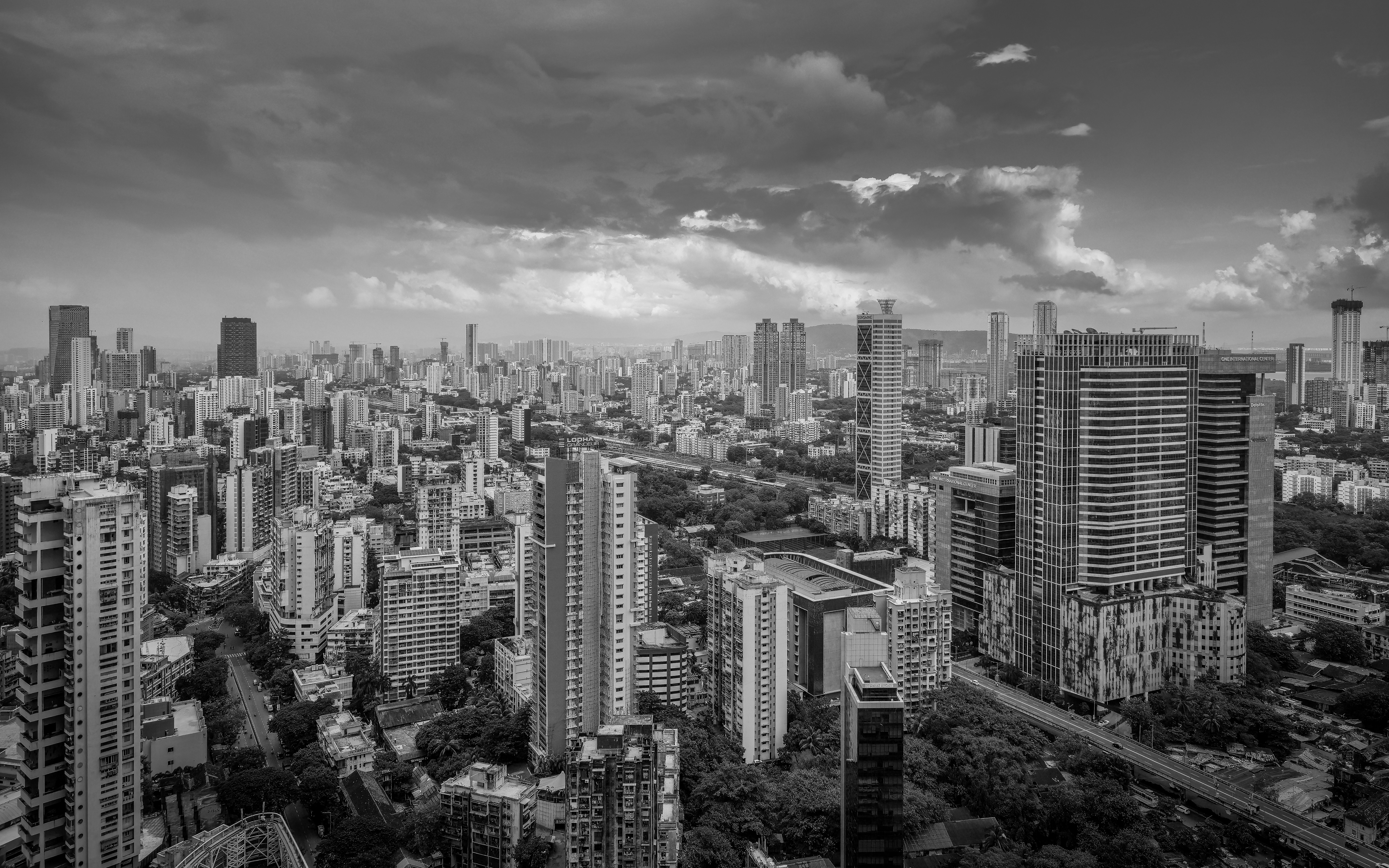 Vista panorámica de un denso paisaje urbano bajo nubes dramáticas