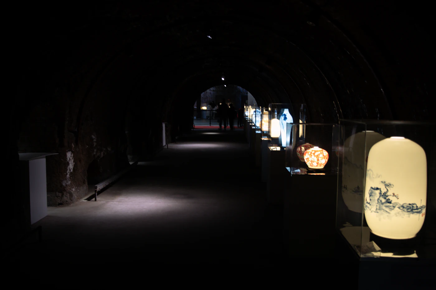 Passage voûté éclairé par des lanternes