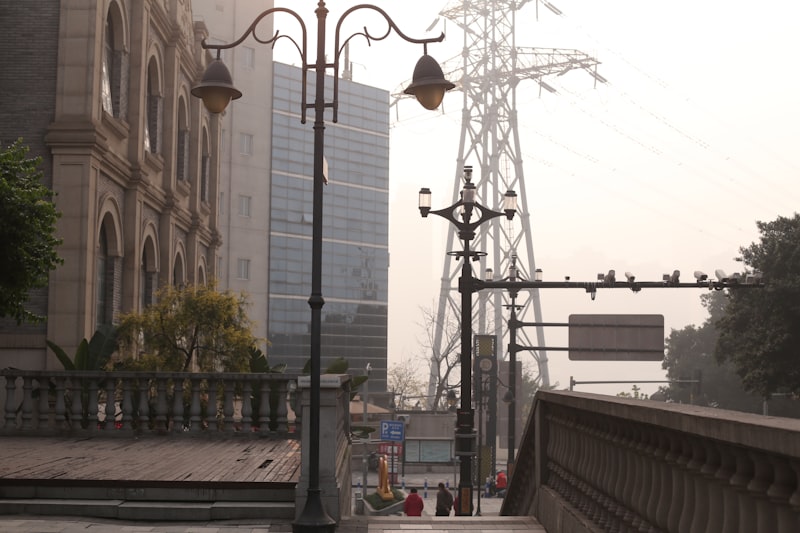 Miejska infrastruktura z liniami energetycznymi