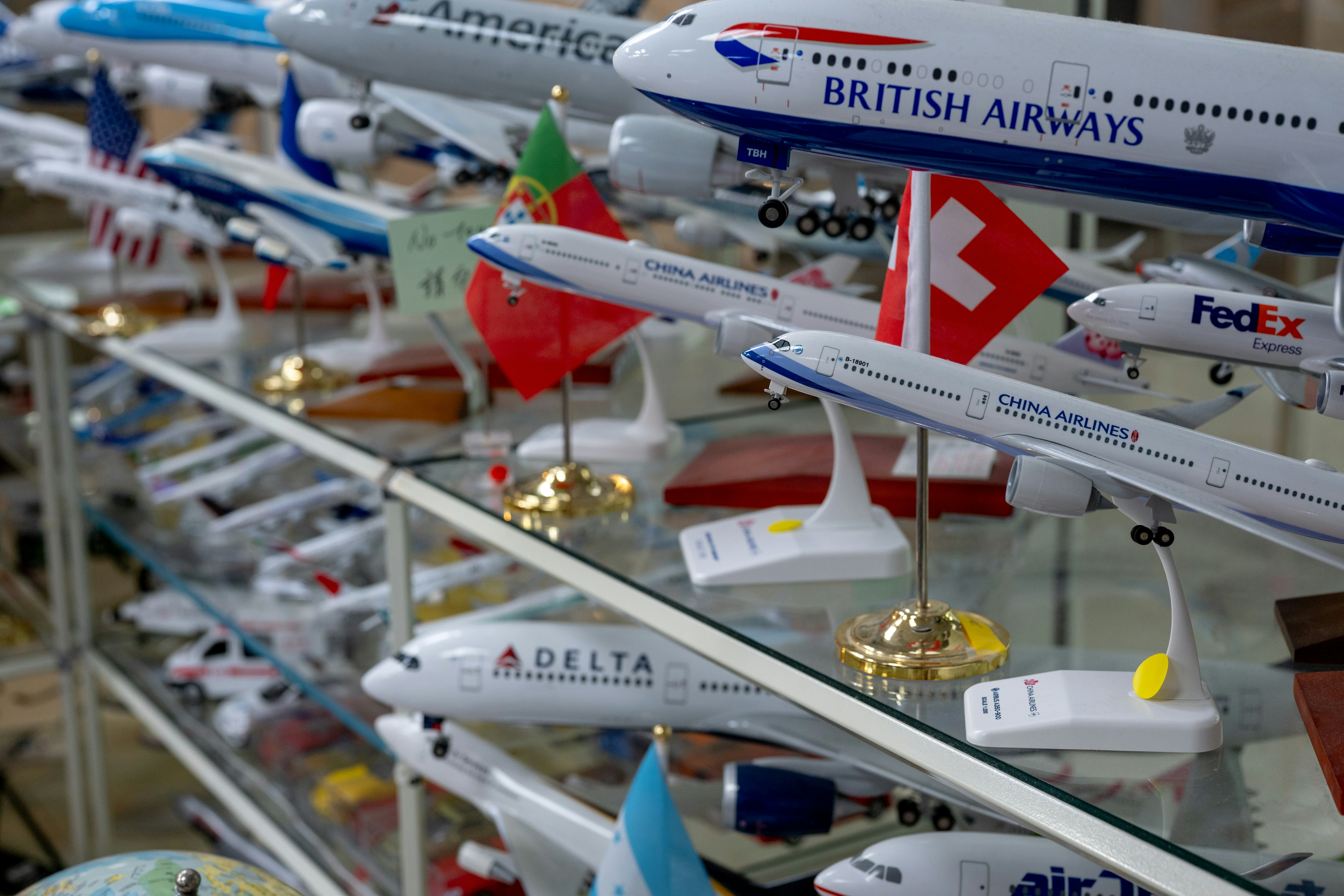 Sammlung von Modellflugzeugen auf Ausstellungsregalen.