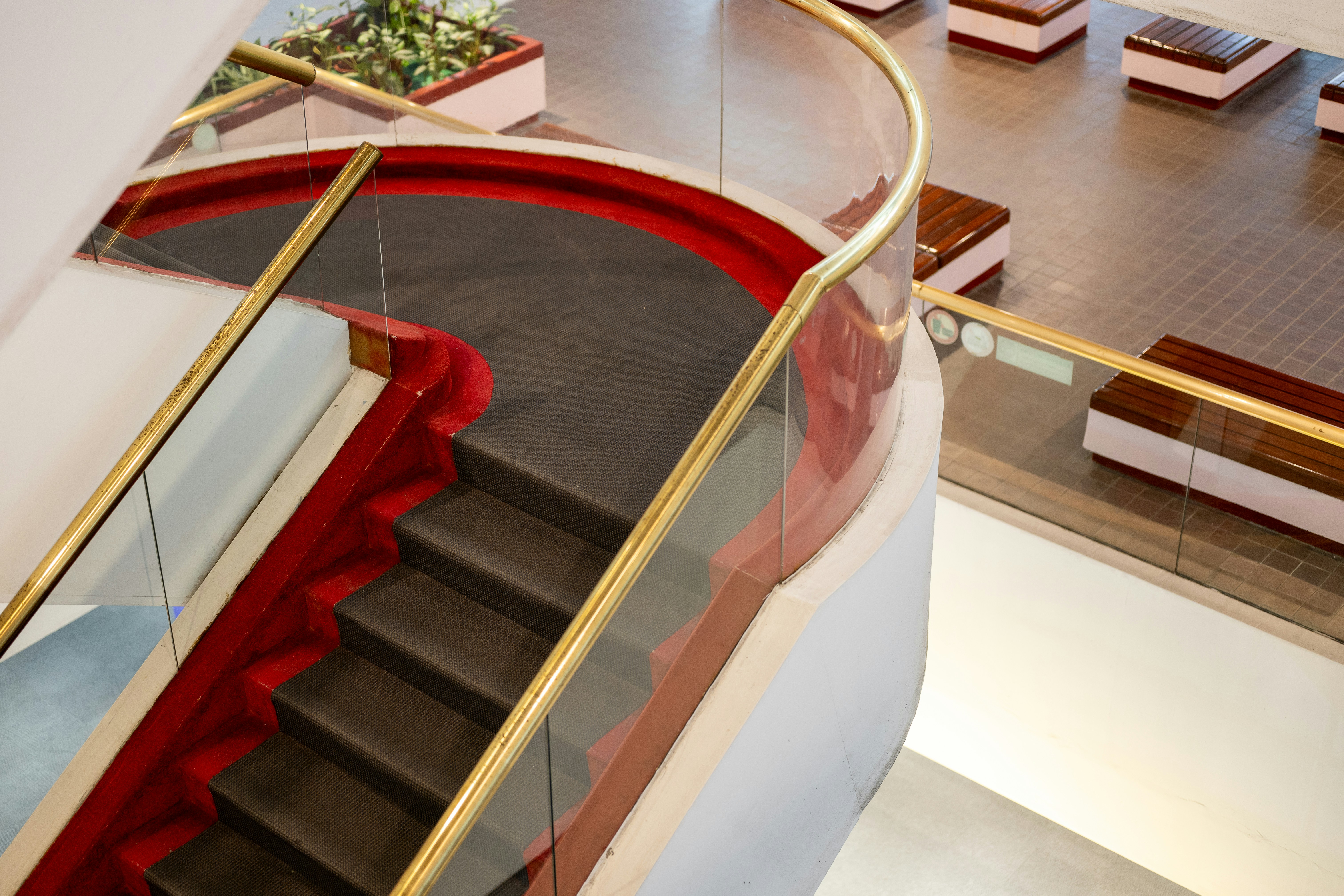 Moderne Treppe mit Glasgeländern und roten Akzenten