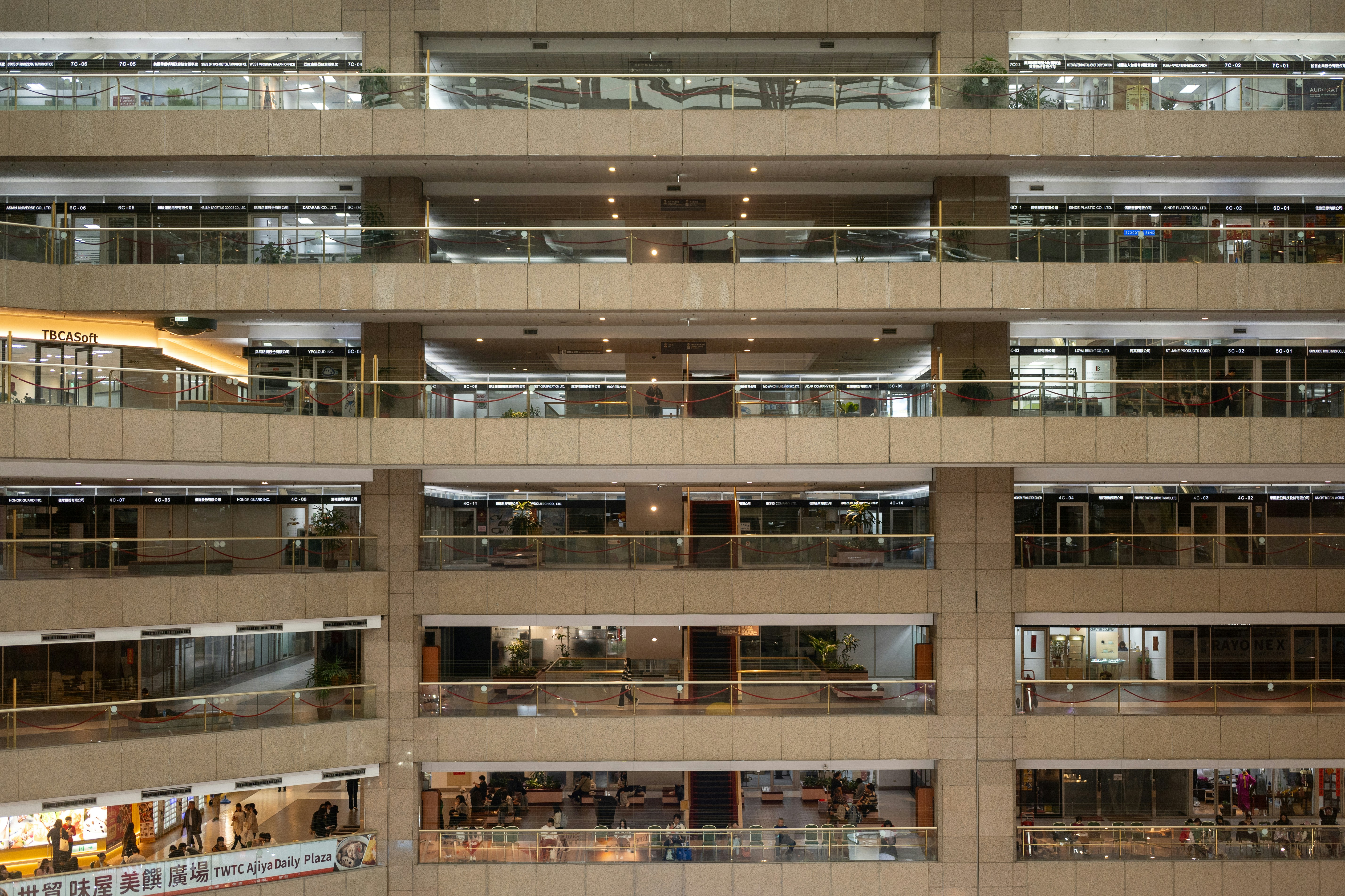 Modernes Bürogebäude-Inneres mit mehreren Etagen