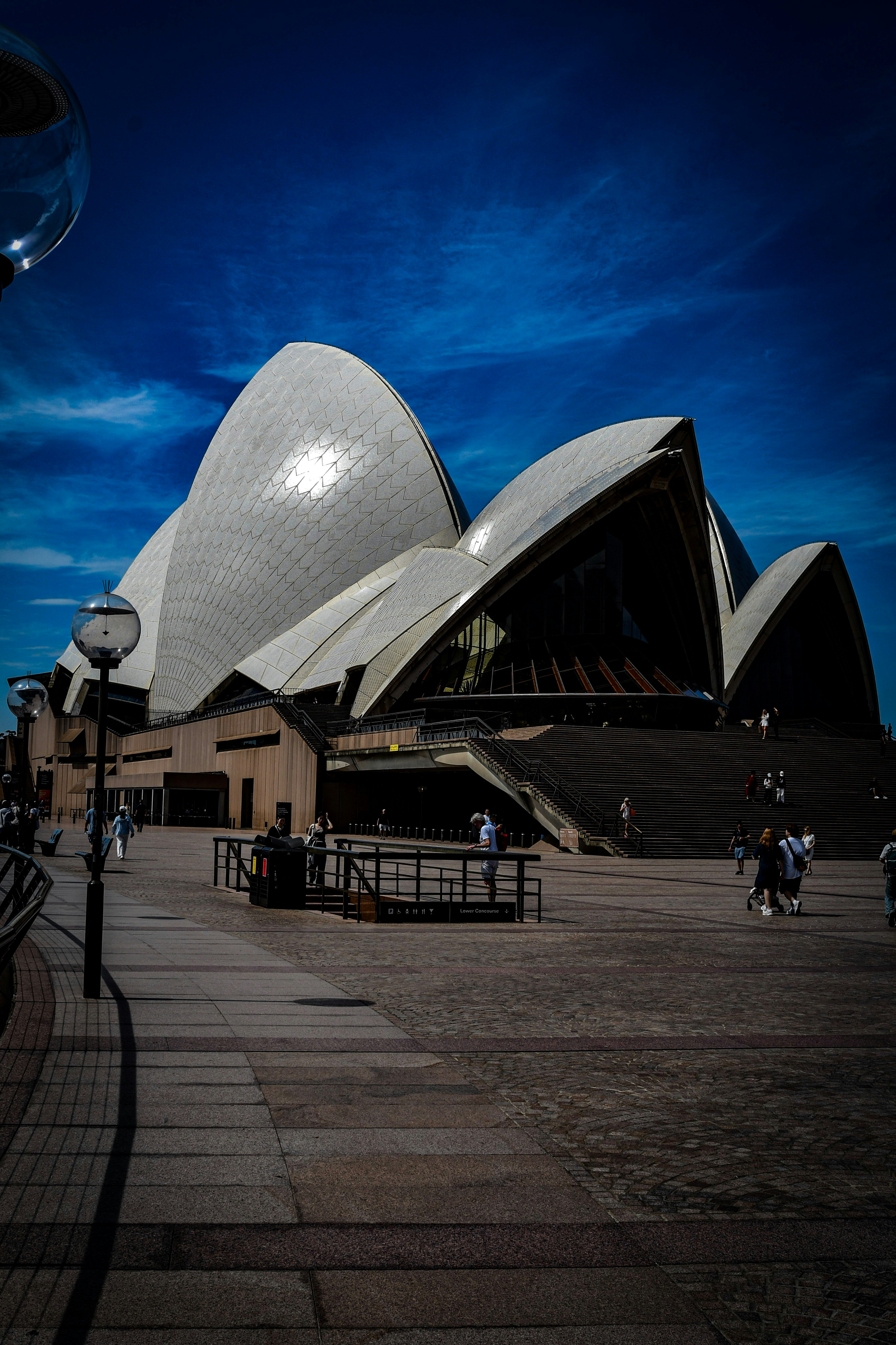 Gedung opera Sydney di bawah langit biru cerah