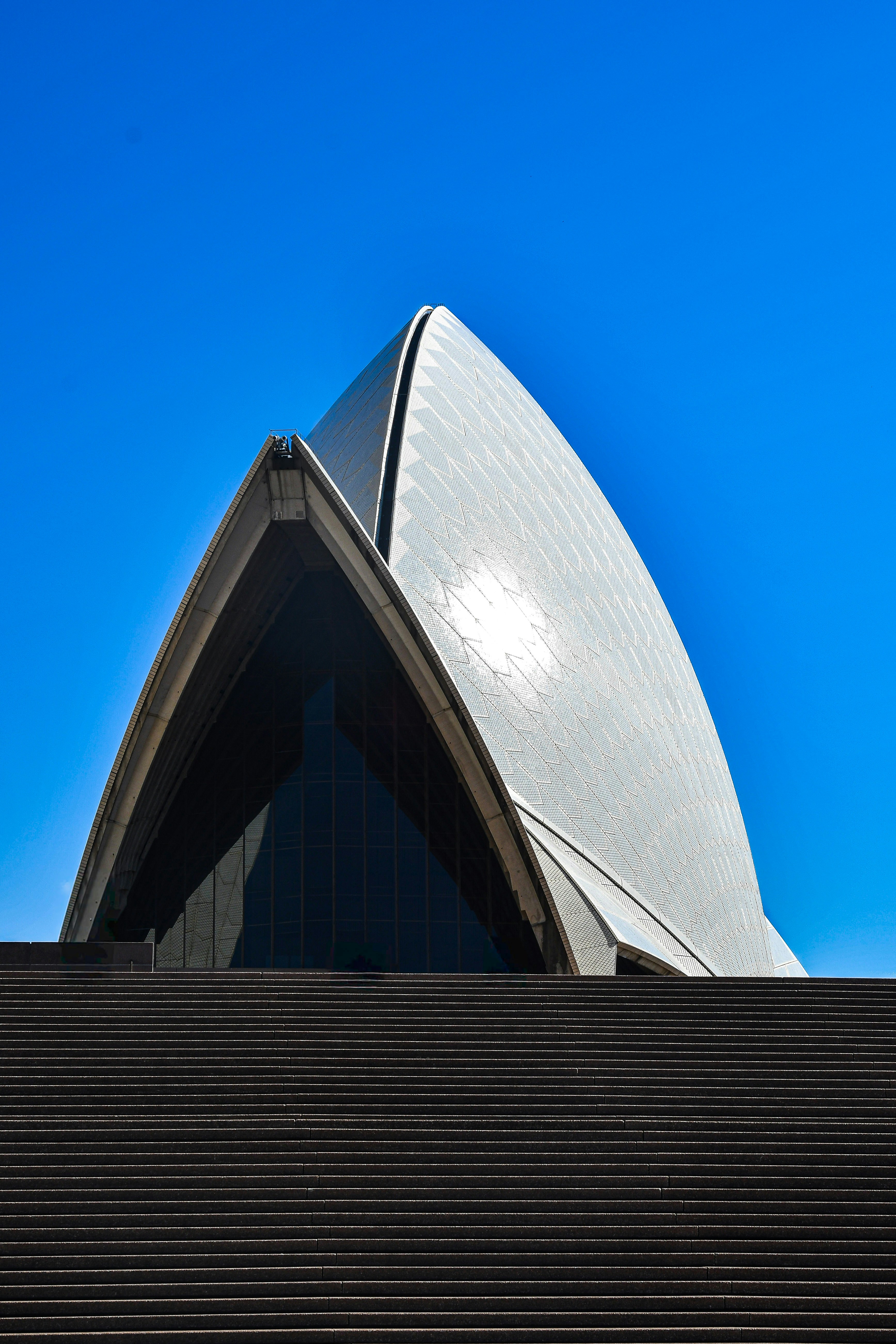 Gedung opera Sydney dengan langit biru yang cerah