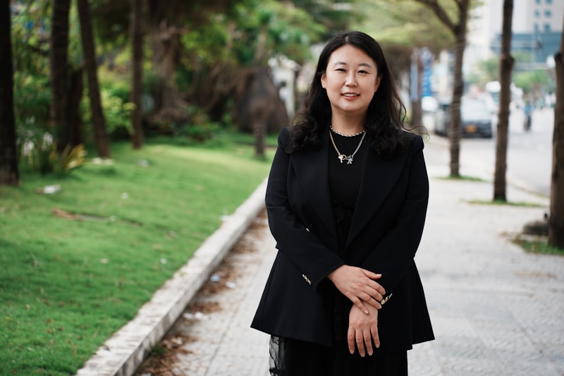 Ejecutiva exitosa en traje negro