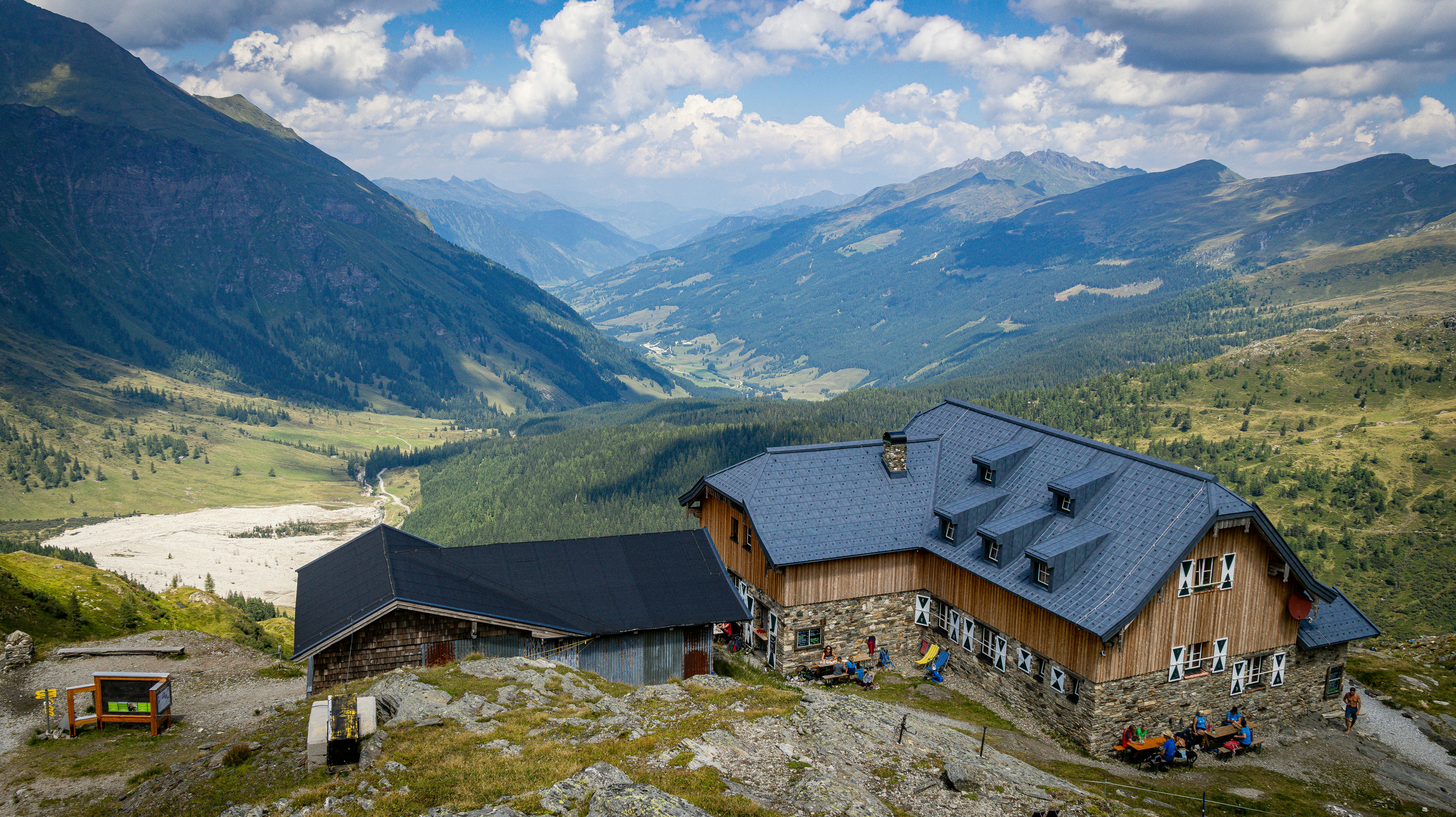 Berghütte, eingebettet in einem malerischen alpinen Tal.