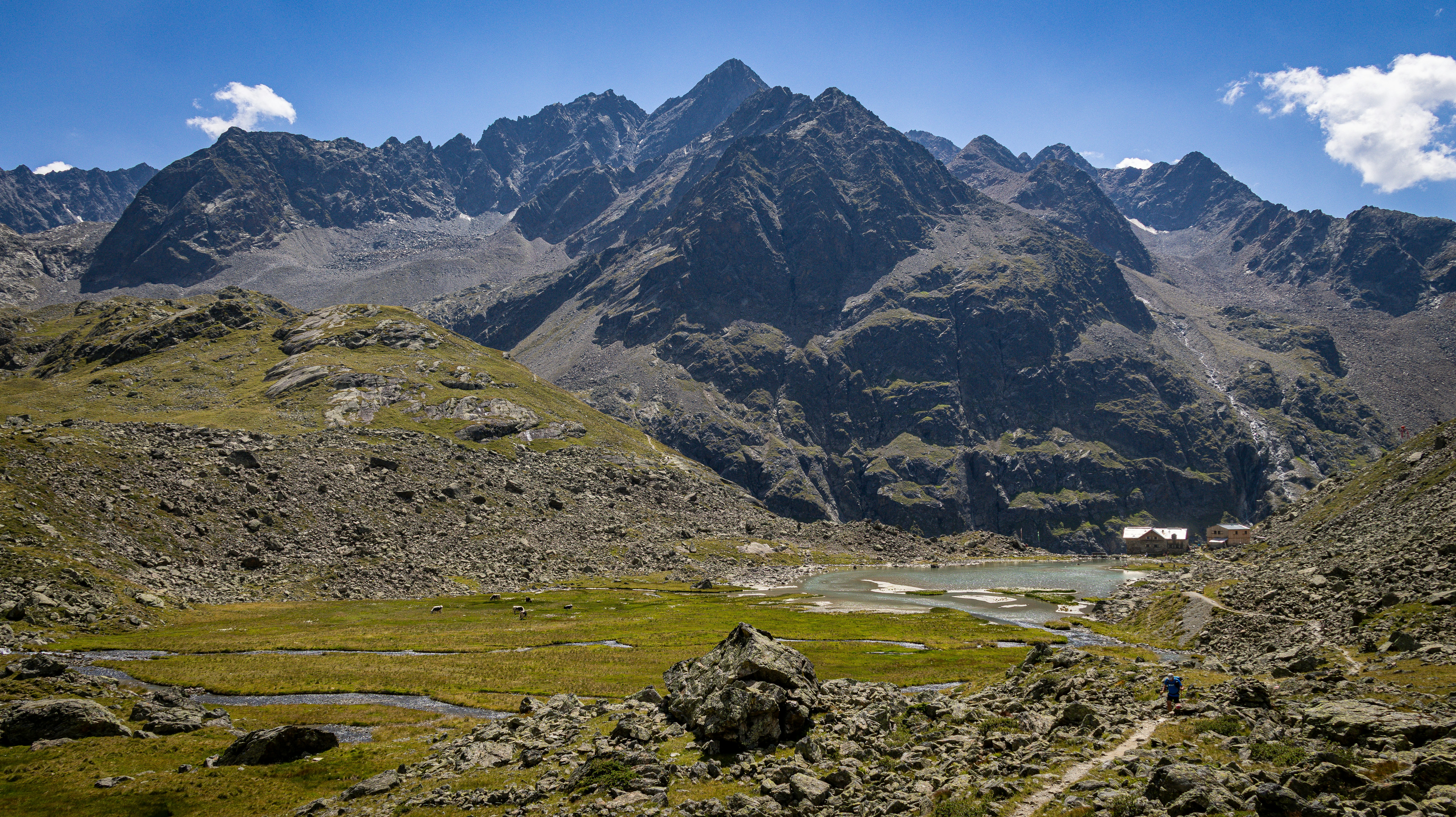 Felsige Berglandschaft mit einem kleinen grünen Tal.