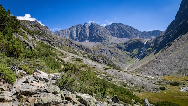 Skalnati gorski greben z zeleno dolino