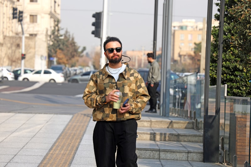 sugar daddy com estilo casual em jaqueta camuflada