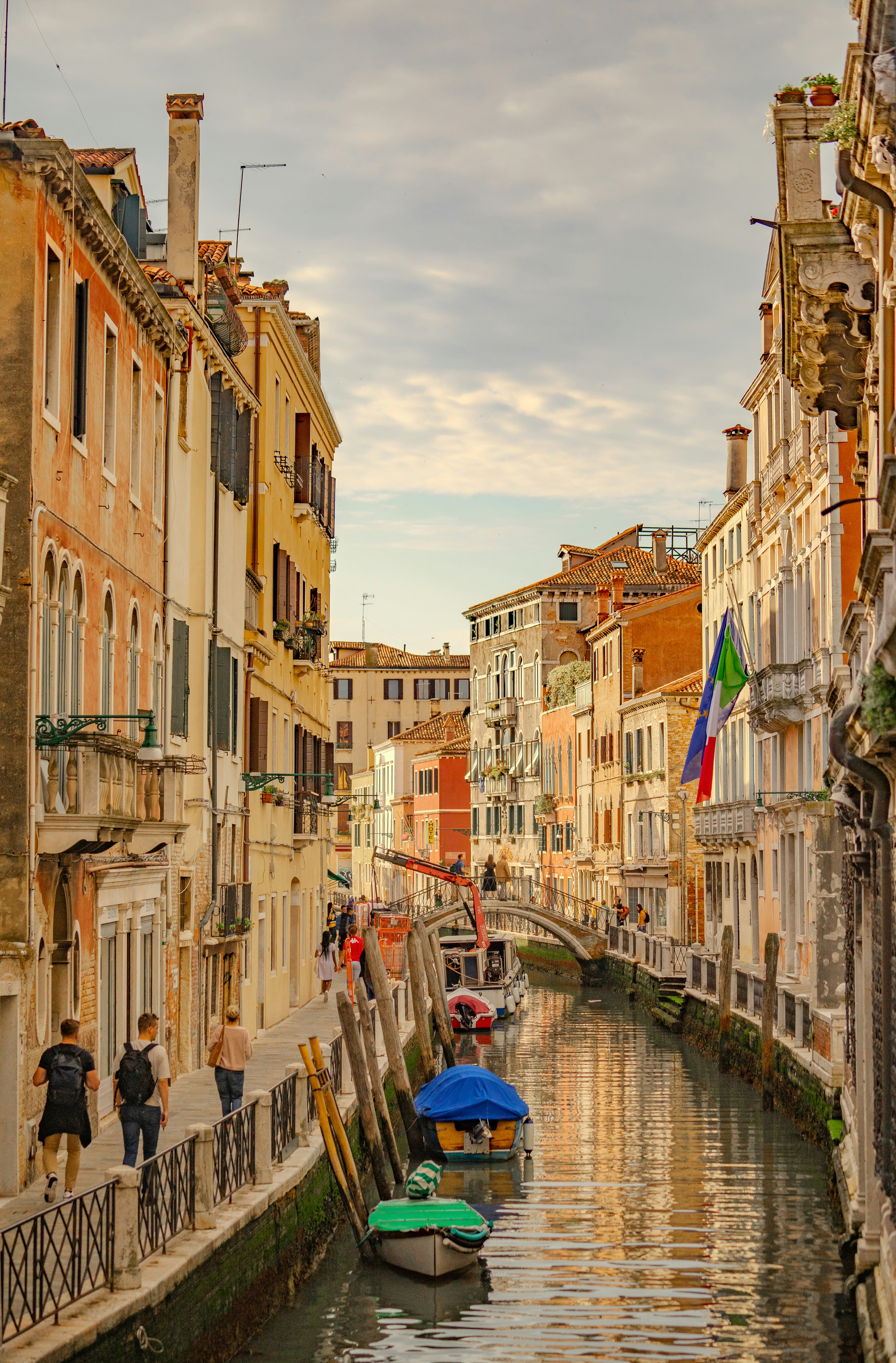 Canal de Venise avec bâtiments et bateaux sous un ciel nuageux