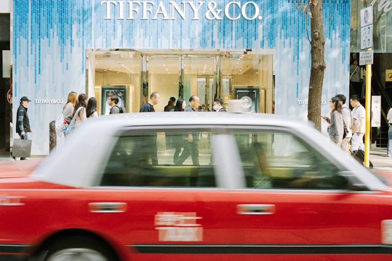 Rotes Taxi fährt an Tiffany & Co. vorbei