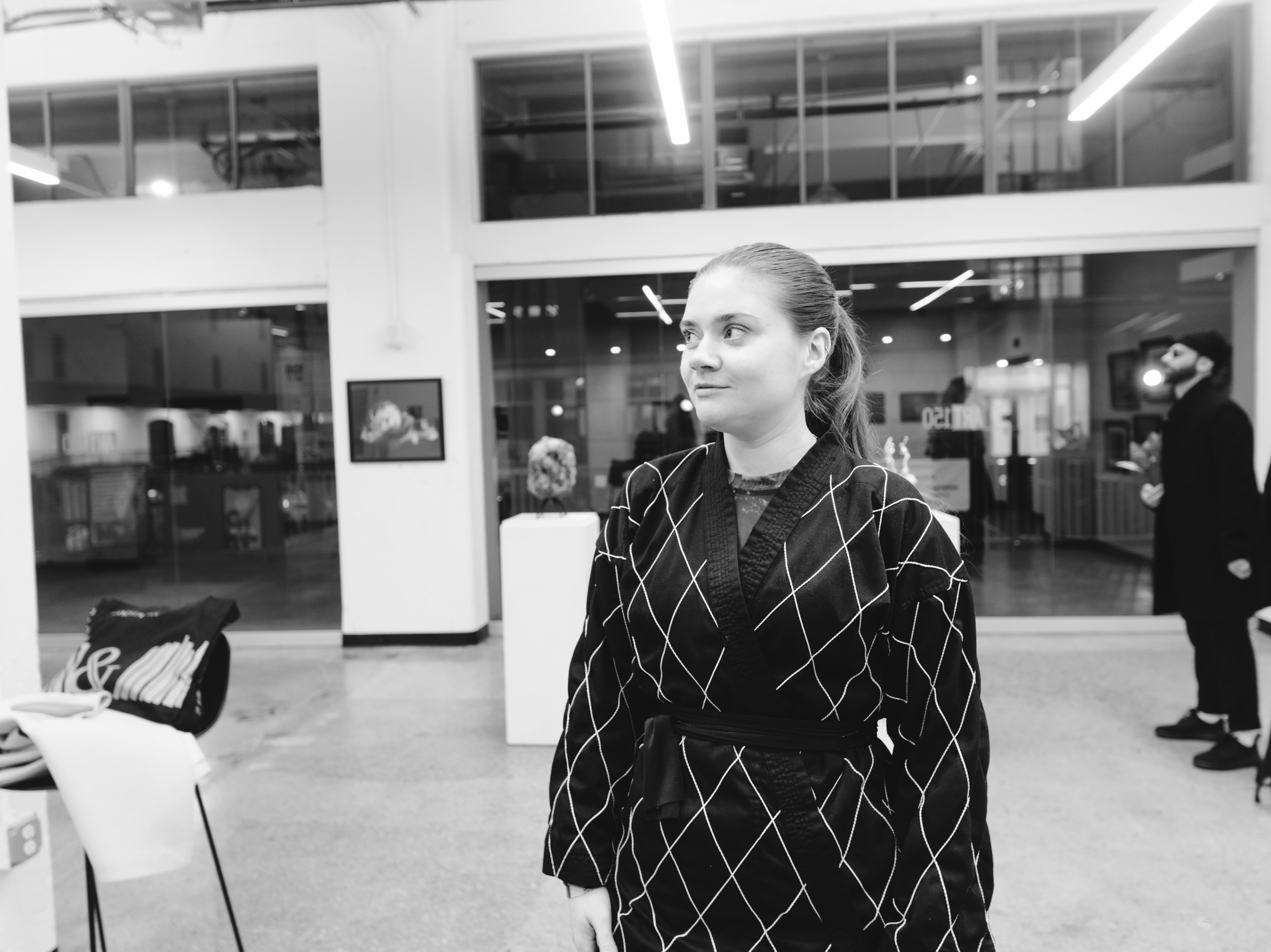 Jovem mulher de robe estampado em uma galeria de arte.