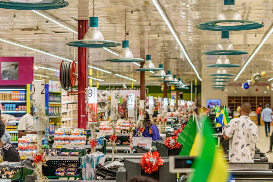 Pasillo de un supermercado bien iluminado