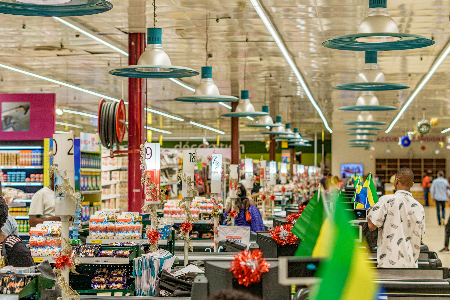 Clientes comprando en un supermercado