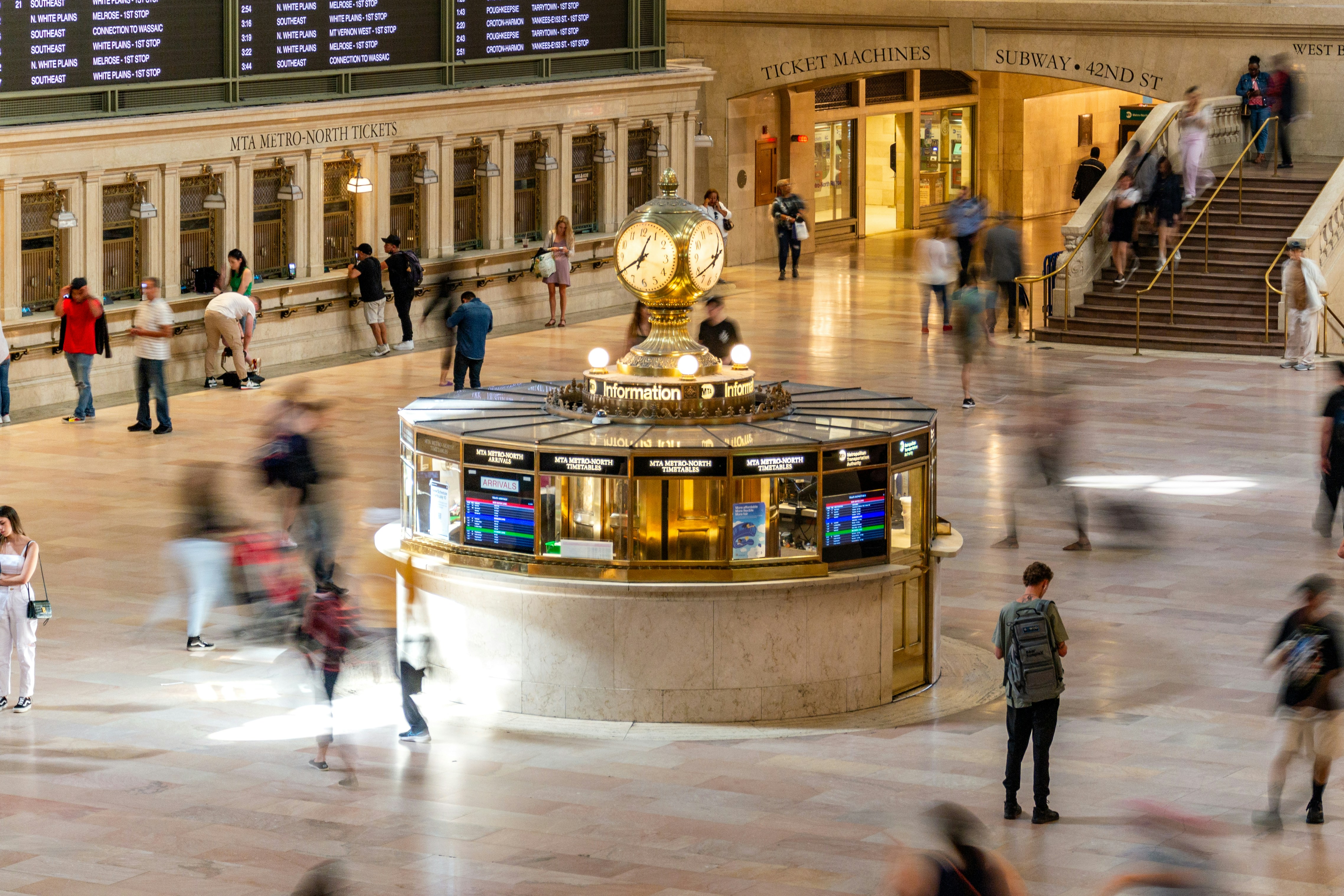 Terminal centrale affollato con gente che corre ovunque.