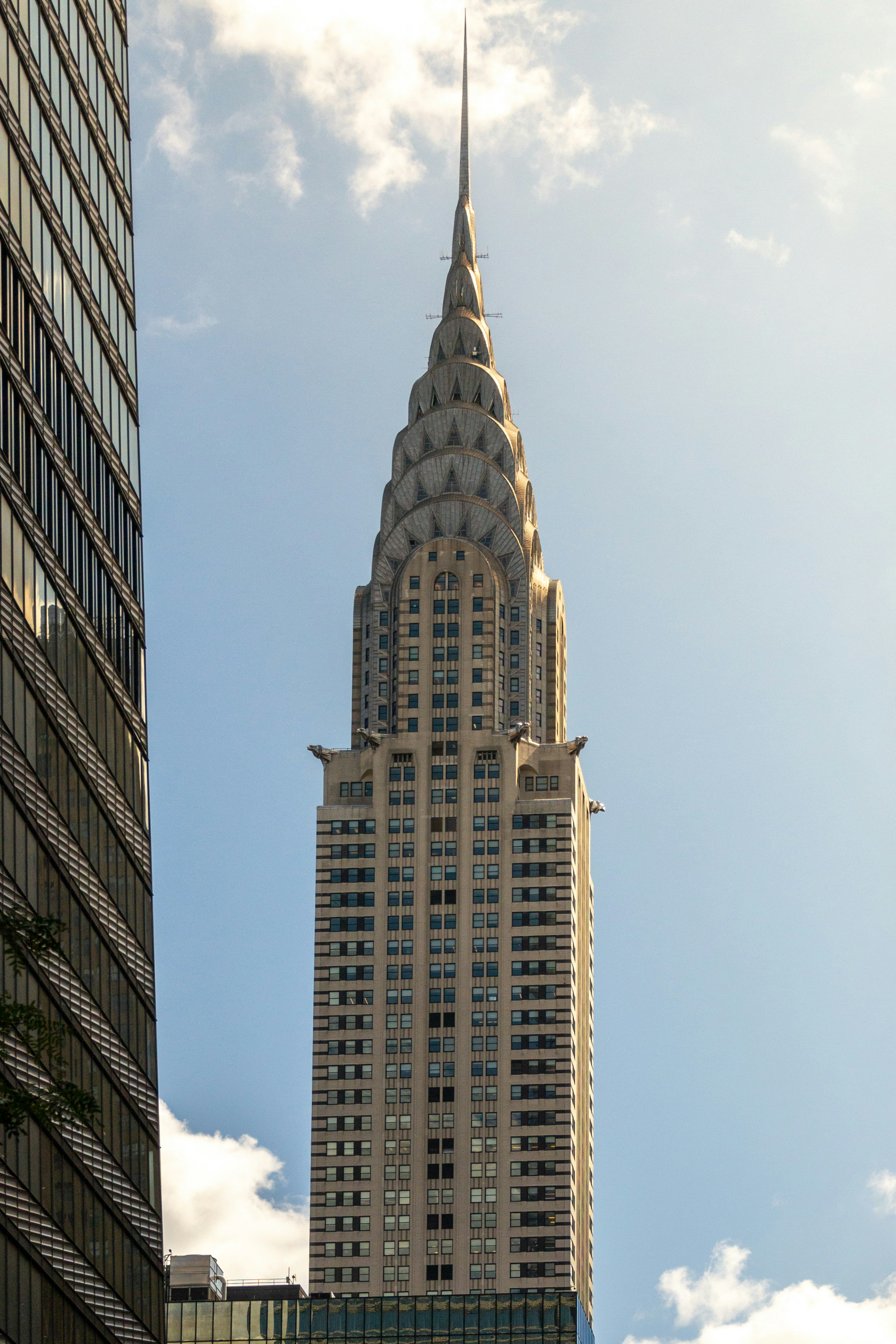 Chrysler costruisce un grattacielo contro un cielo azzurro