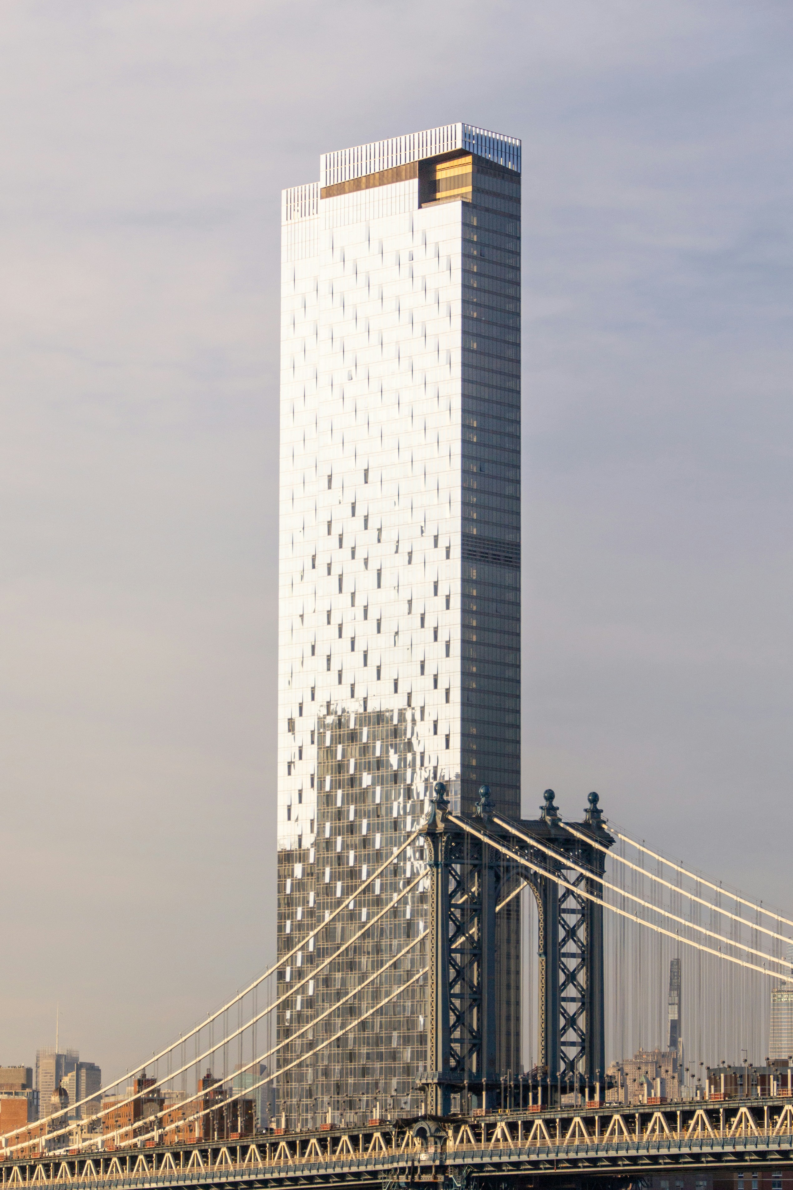 Grattacieli moderni si ergevano sopra un ponte sospeso.