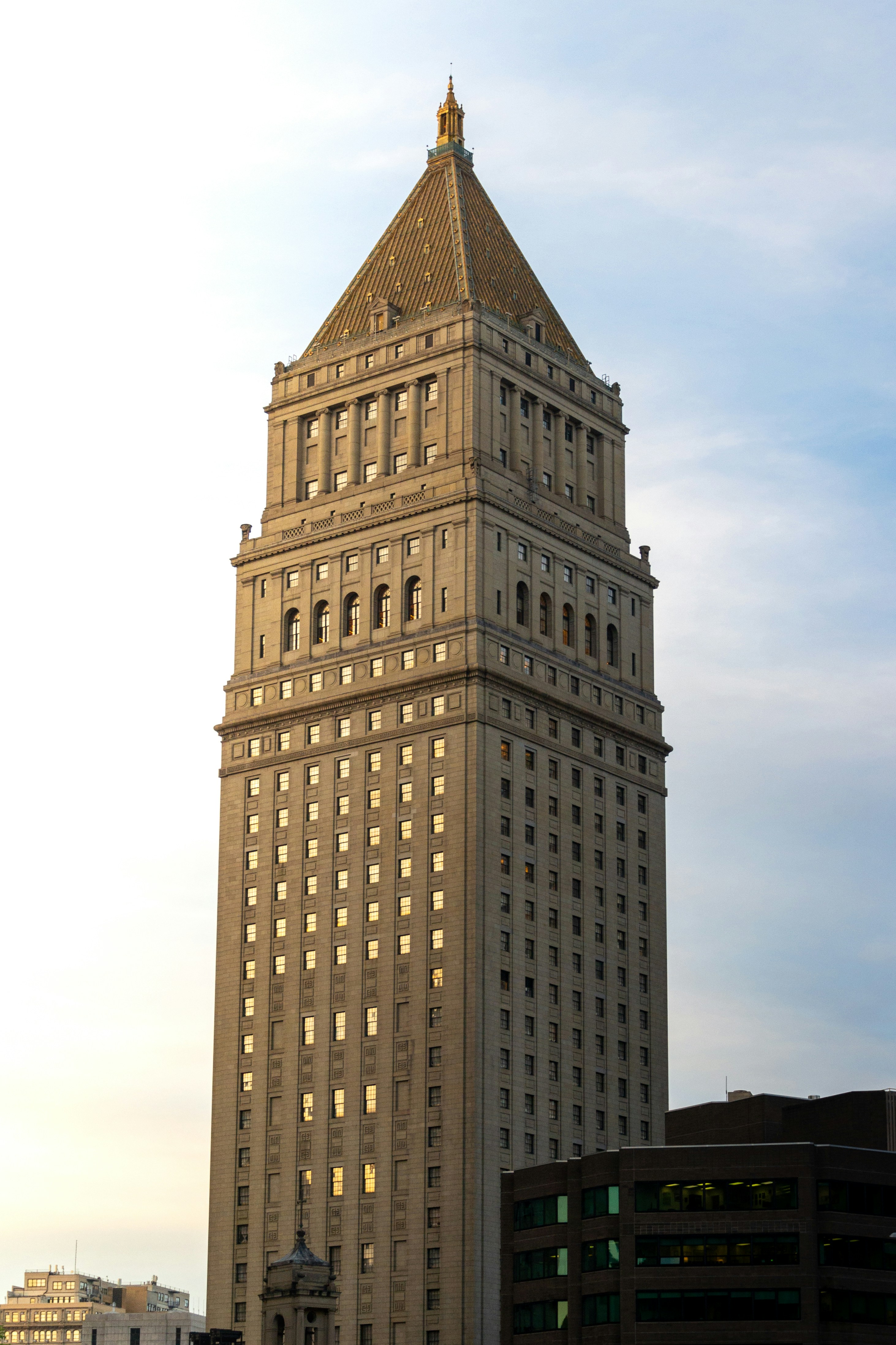 Un grattacielo alto e ornato contro un cielo chiaro