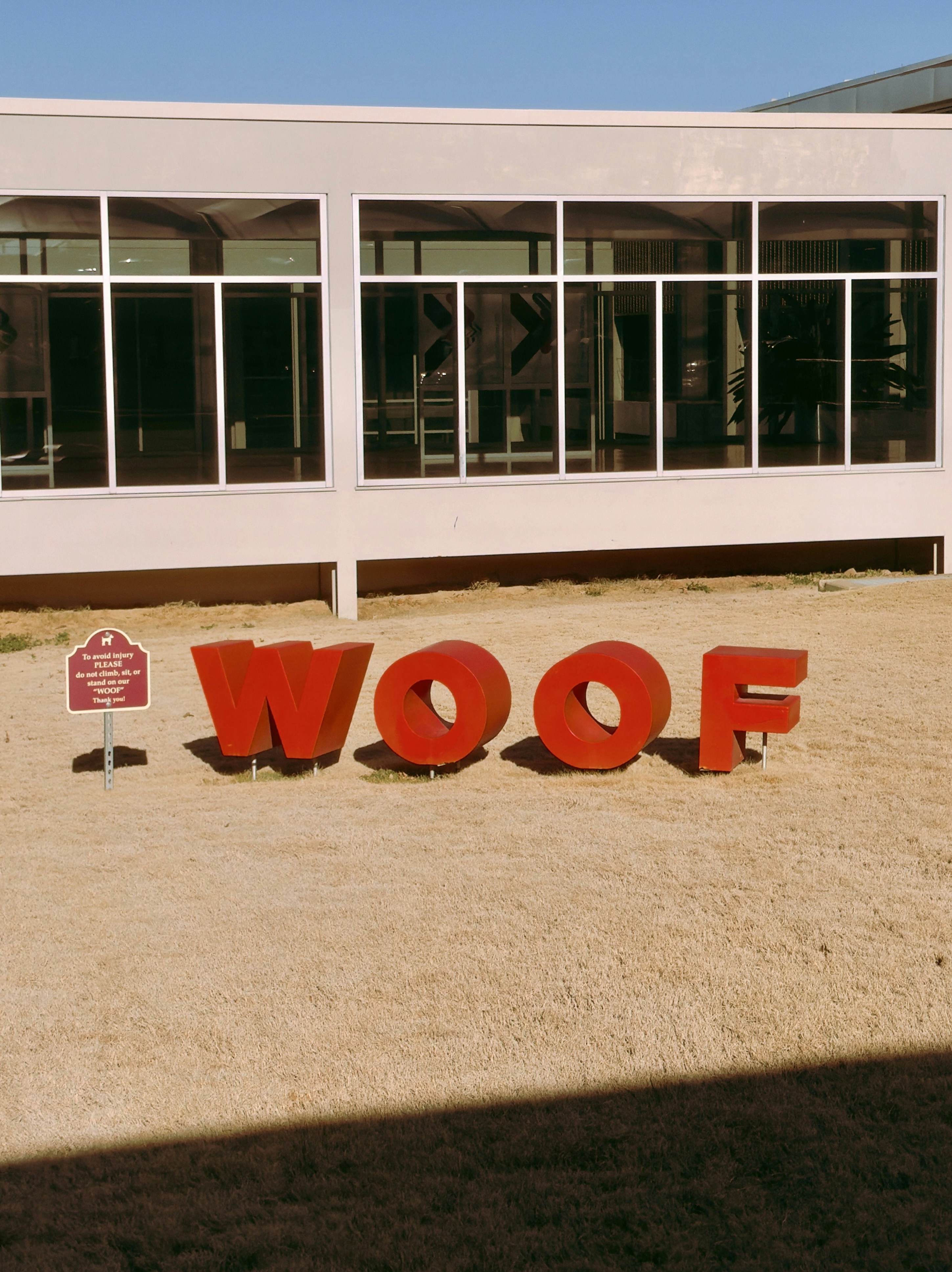 잔디밭에 붉은 '우프' 글자가 그려져 있습니다