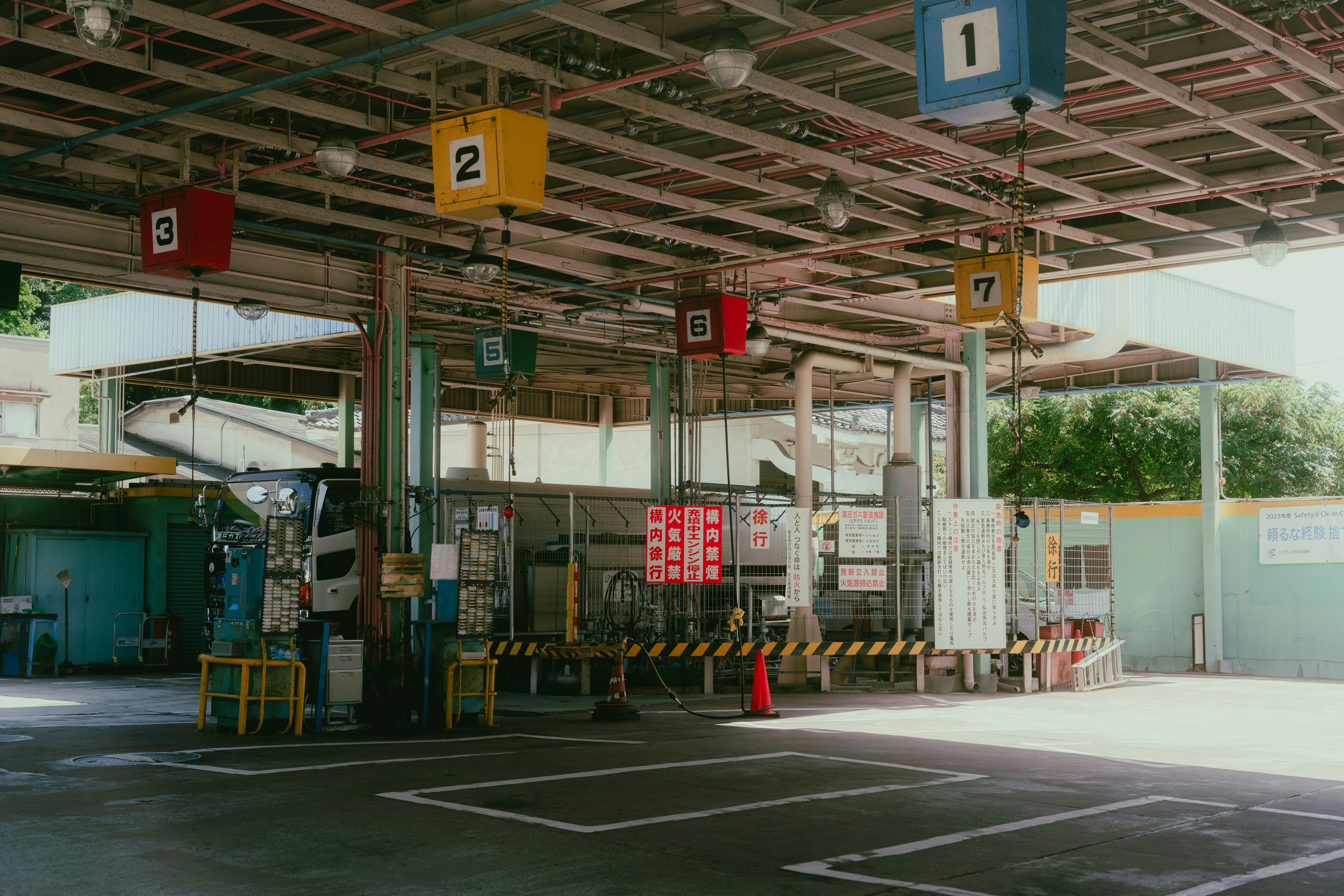 上に番号付きの看板がある自動車サービスベイ