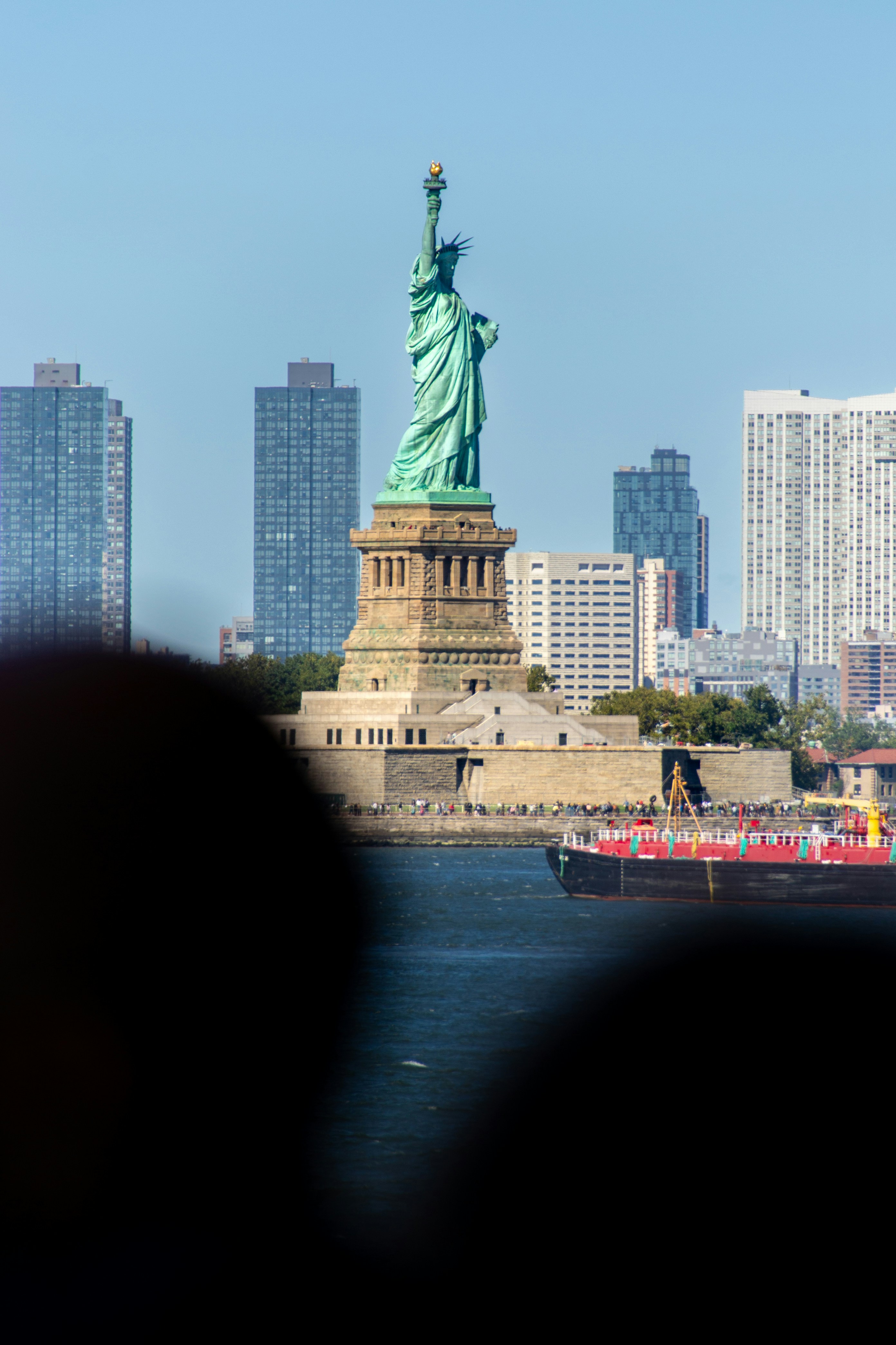 Statua della Libertà con skyline di New York City