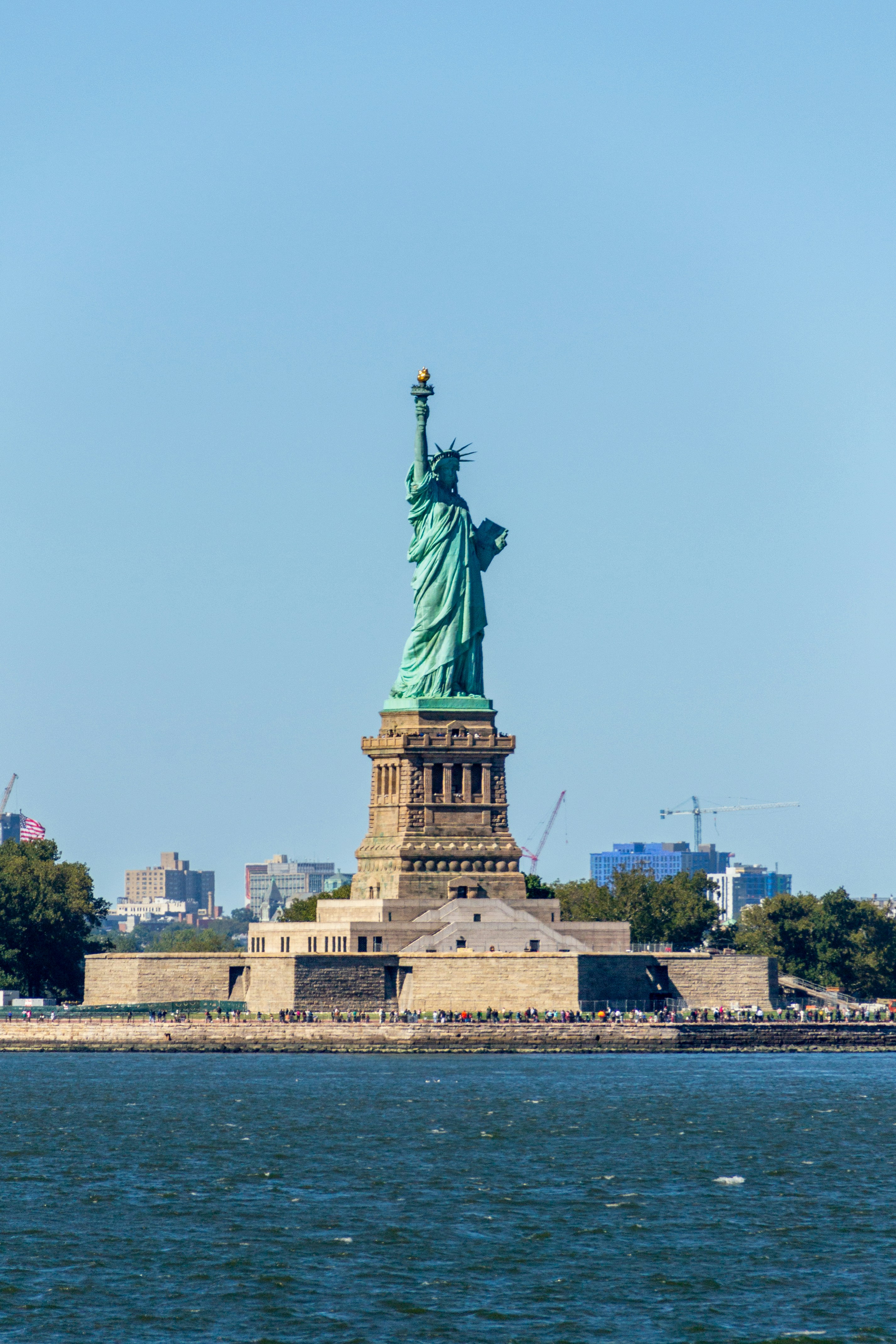 La statua della libertà si erge alta contro il cielo azzurro.