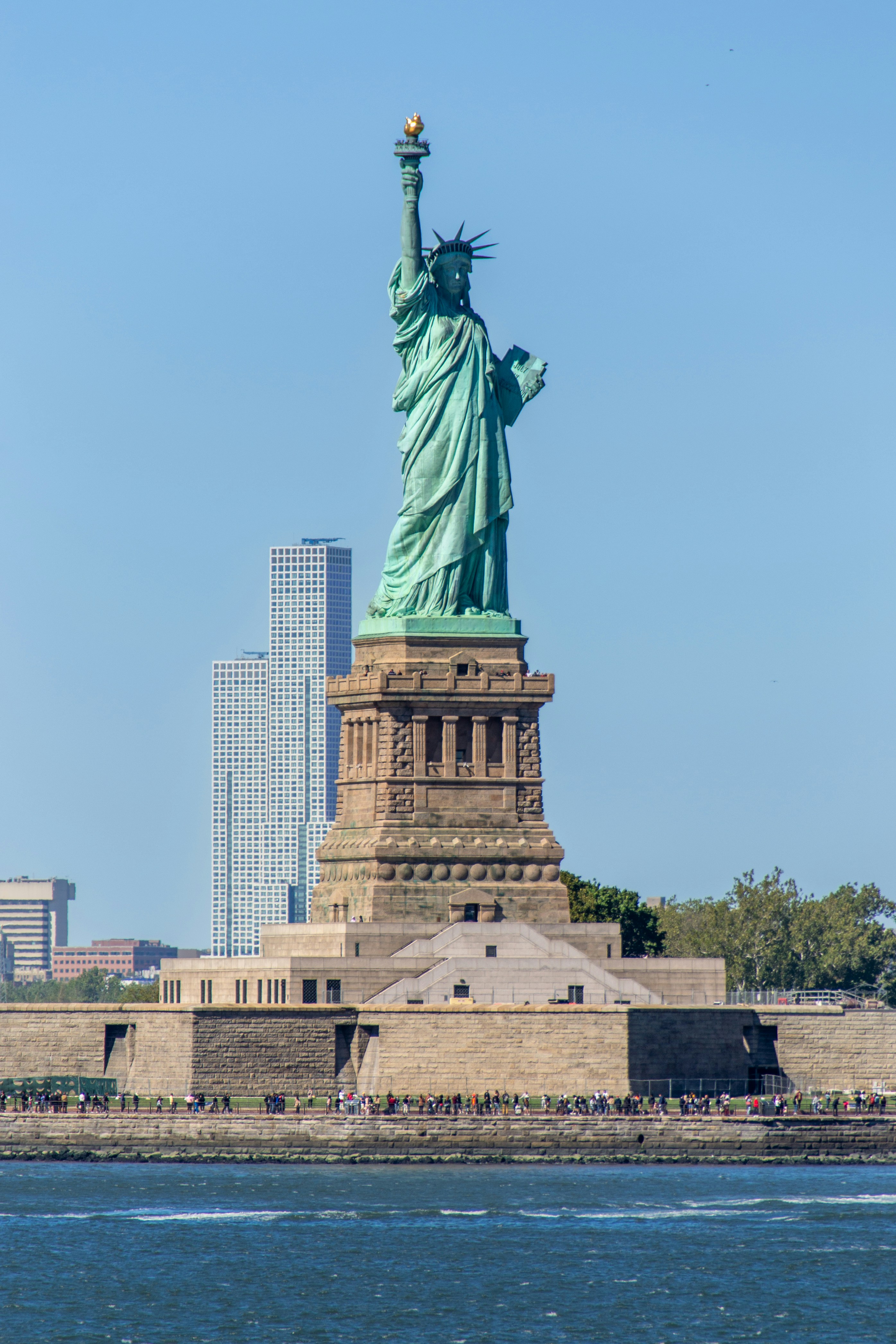 La statua della libertà si erge alta contro un cielo limpido.