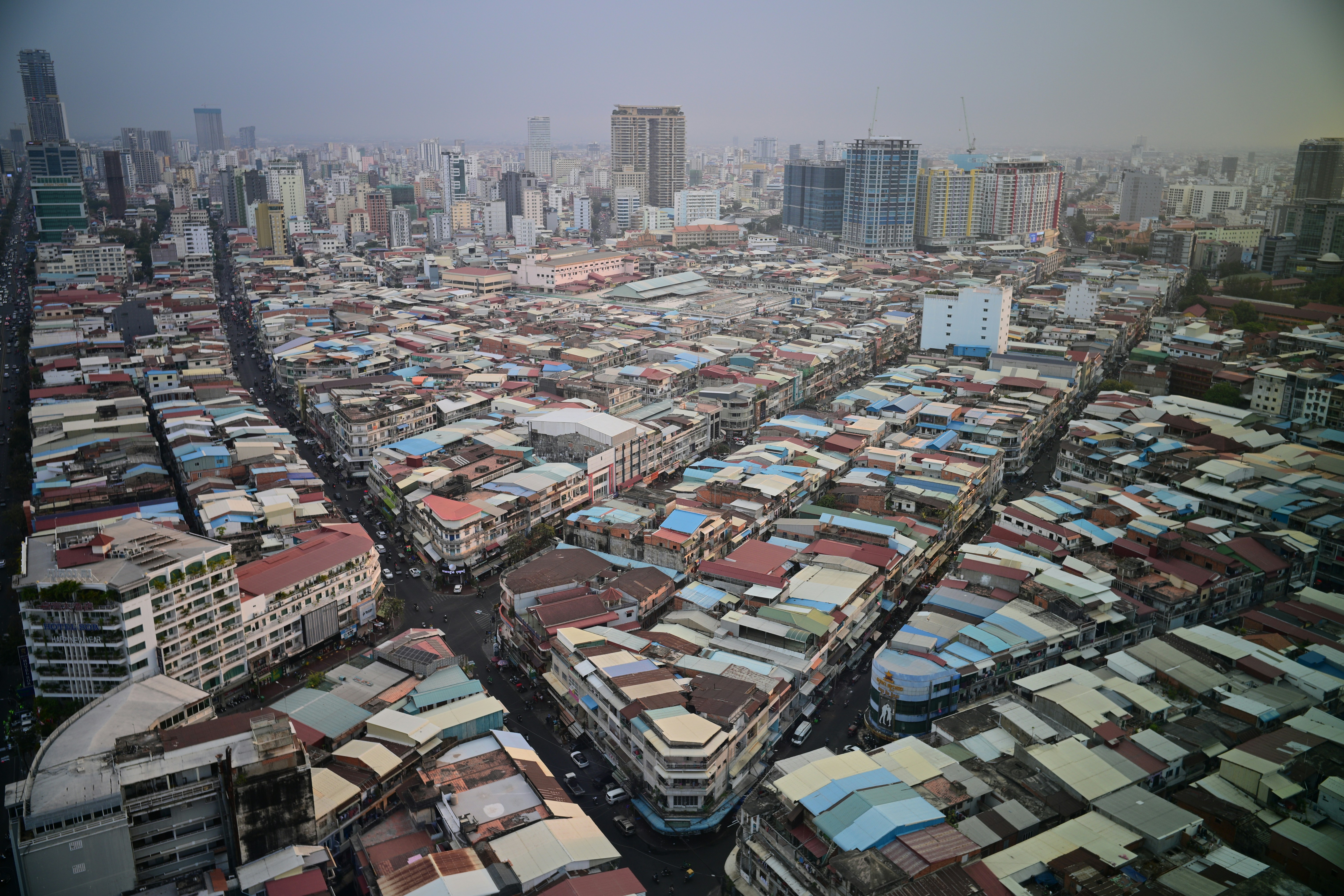 Paisagem urbana densa com muitos prédios e ruas.