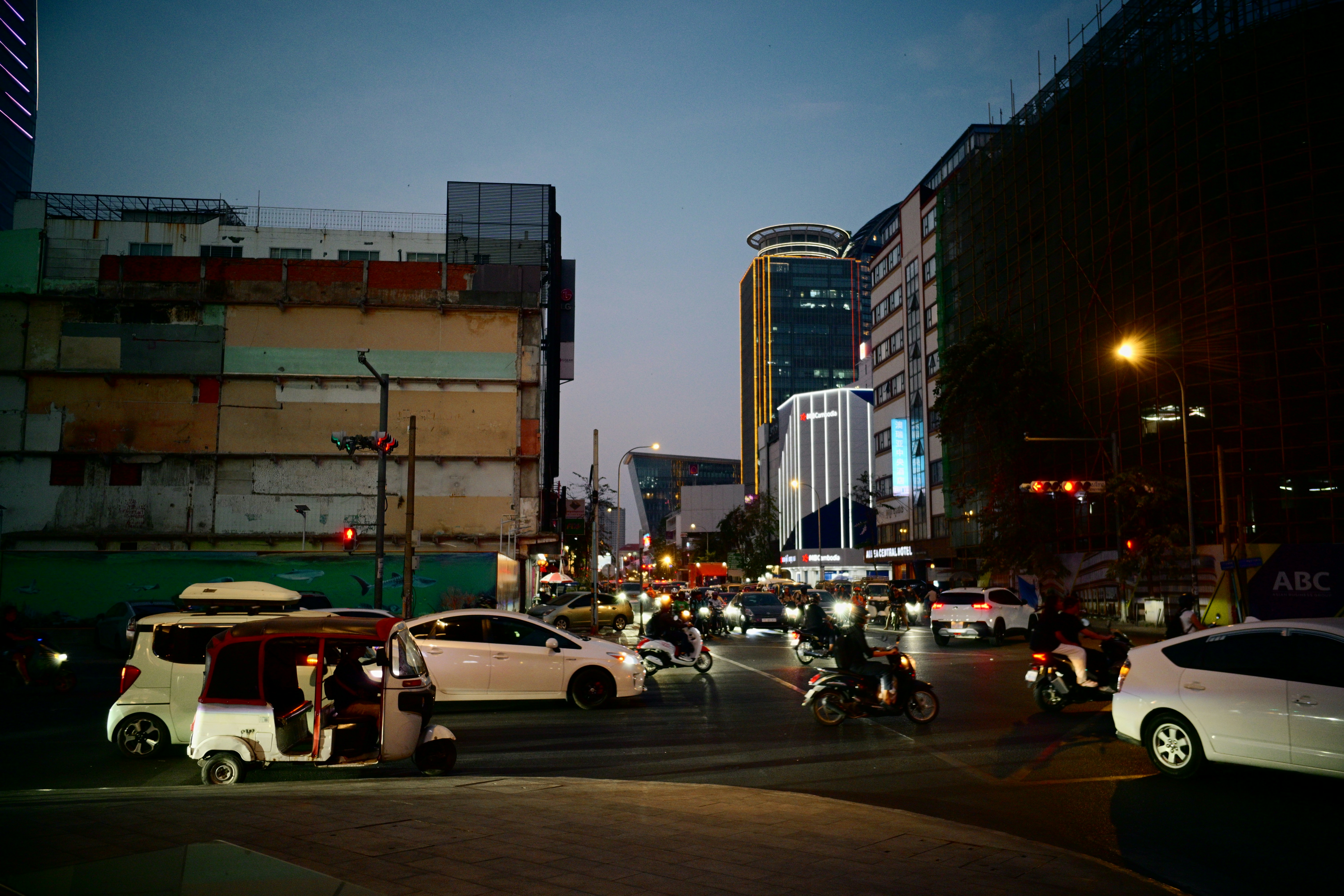 Stadtstraße mit Verkehr bei Einbruch der Dämmerung