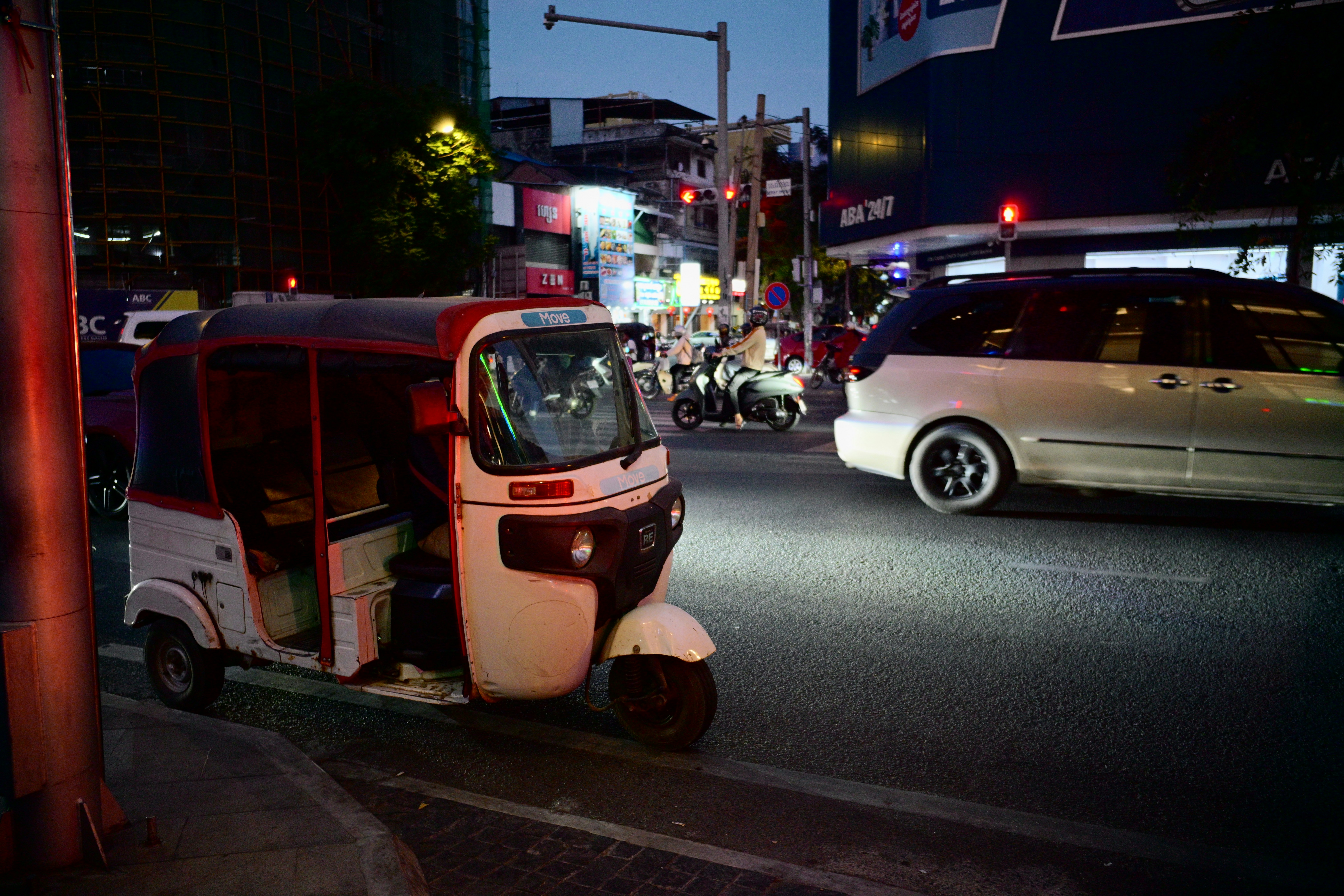 Veículo de tuk-tuk em uma rua da cidade à noite