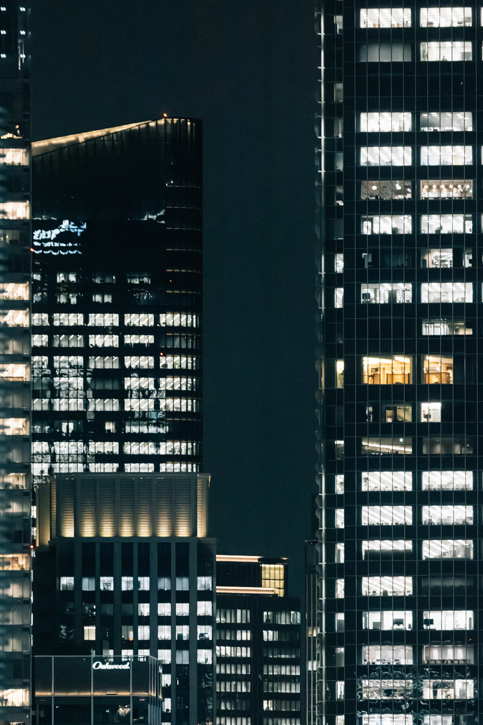Modernes Bürogebäude bei Nacht