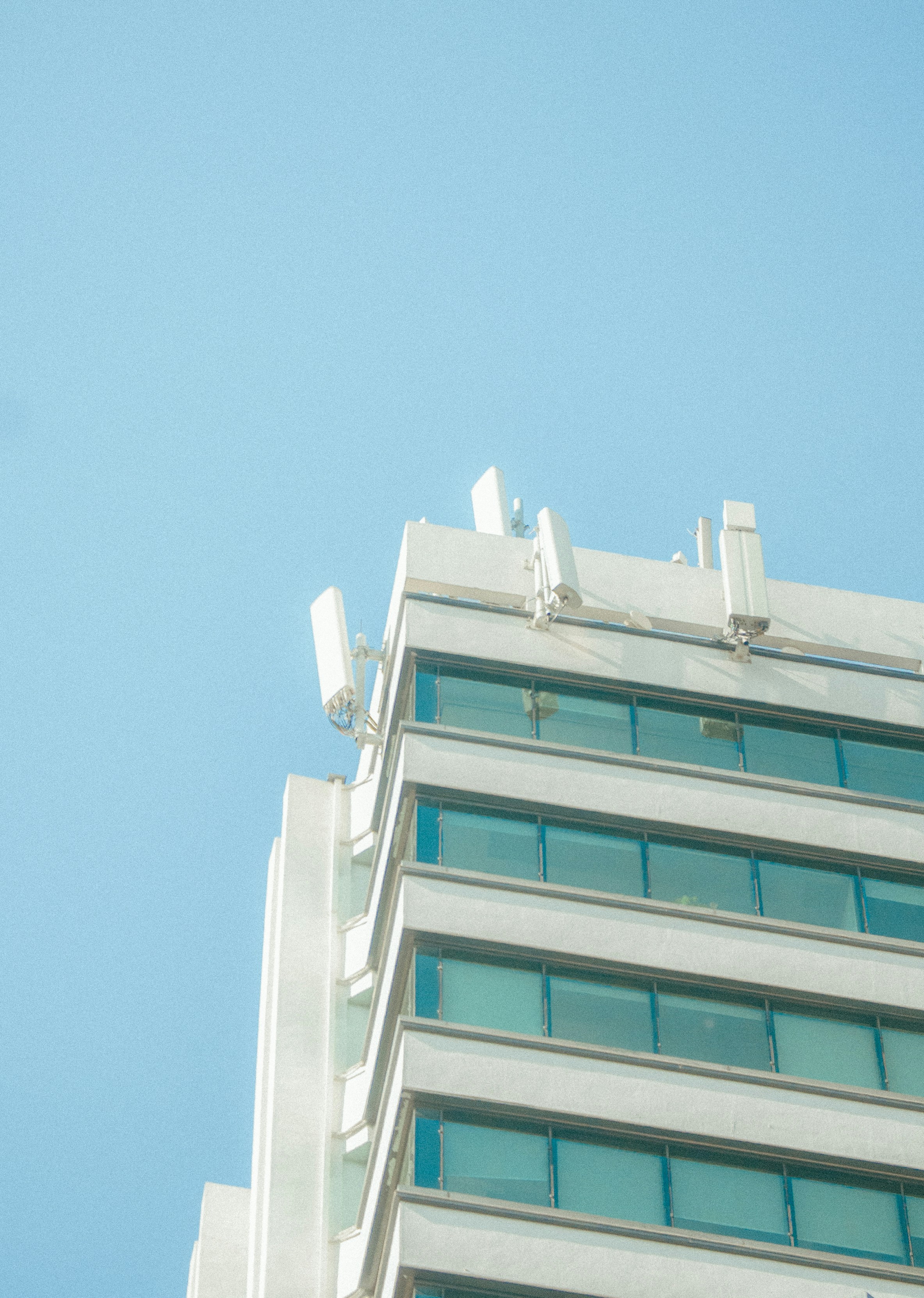 Edificio moderno con antenas contra cielo azul