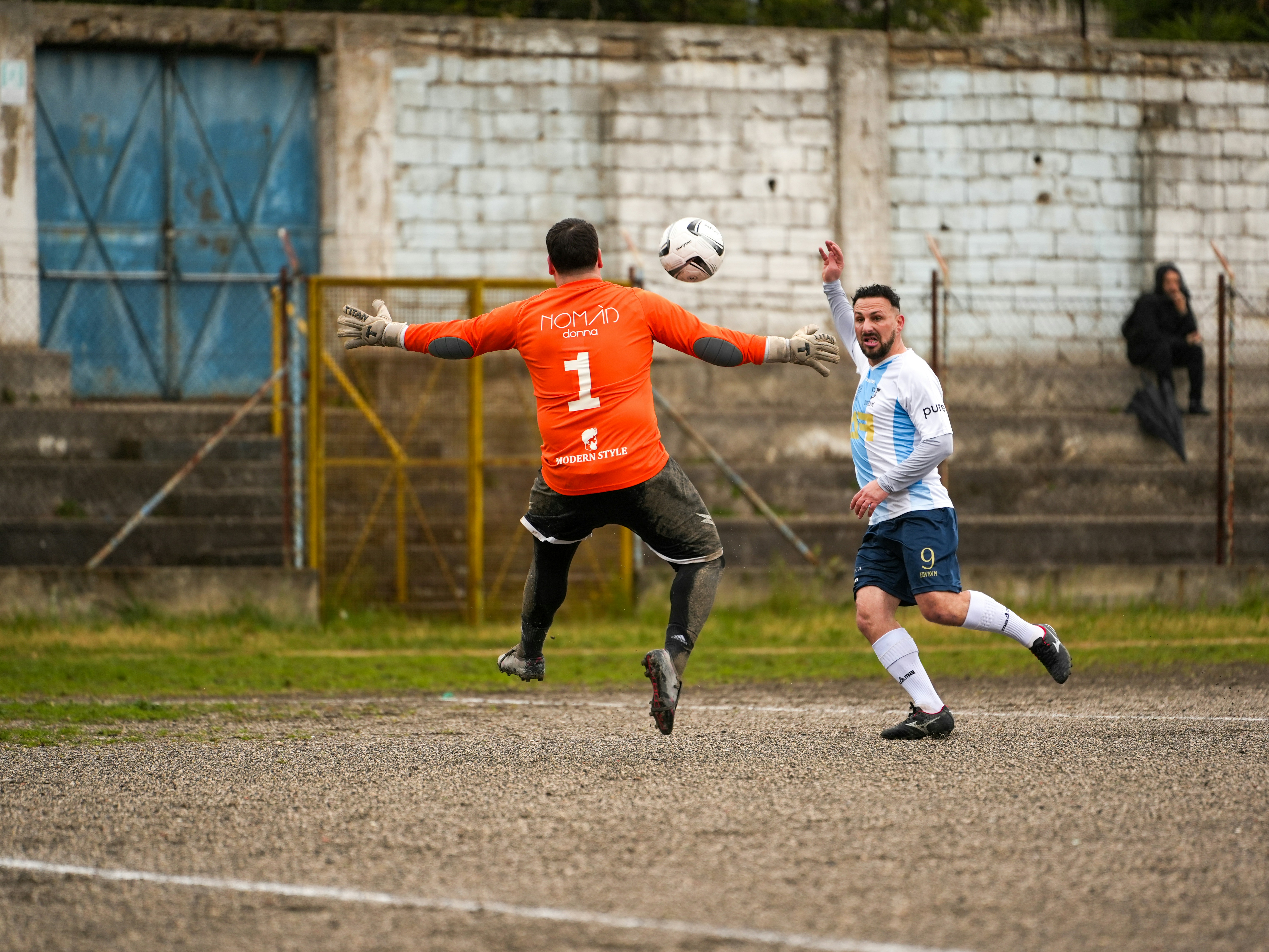 Disputa aérea de balón en un duelo de fútbol
