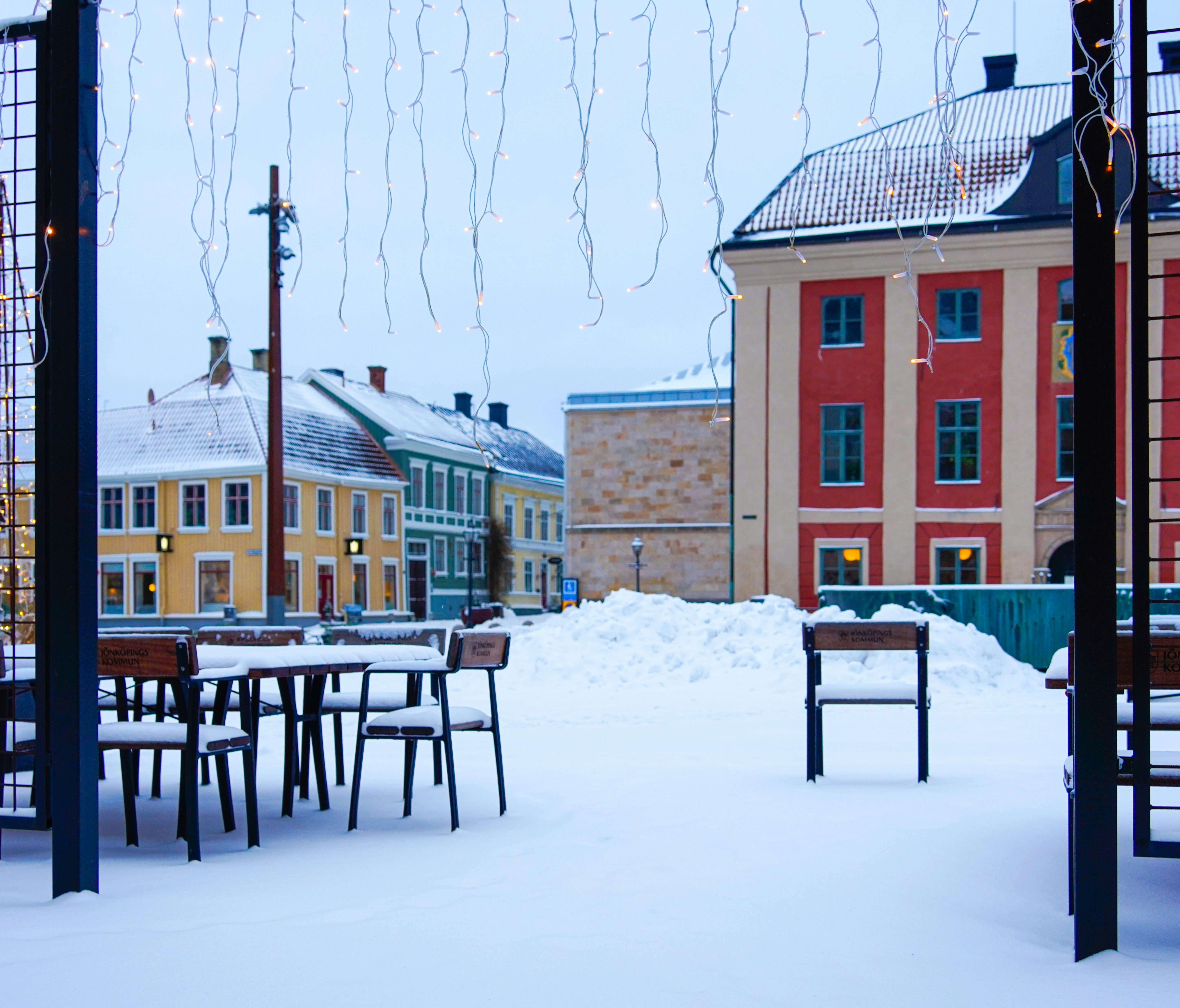 Zona exterior cubierta de nieve con edificios de fondo
