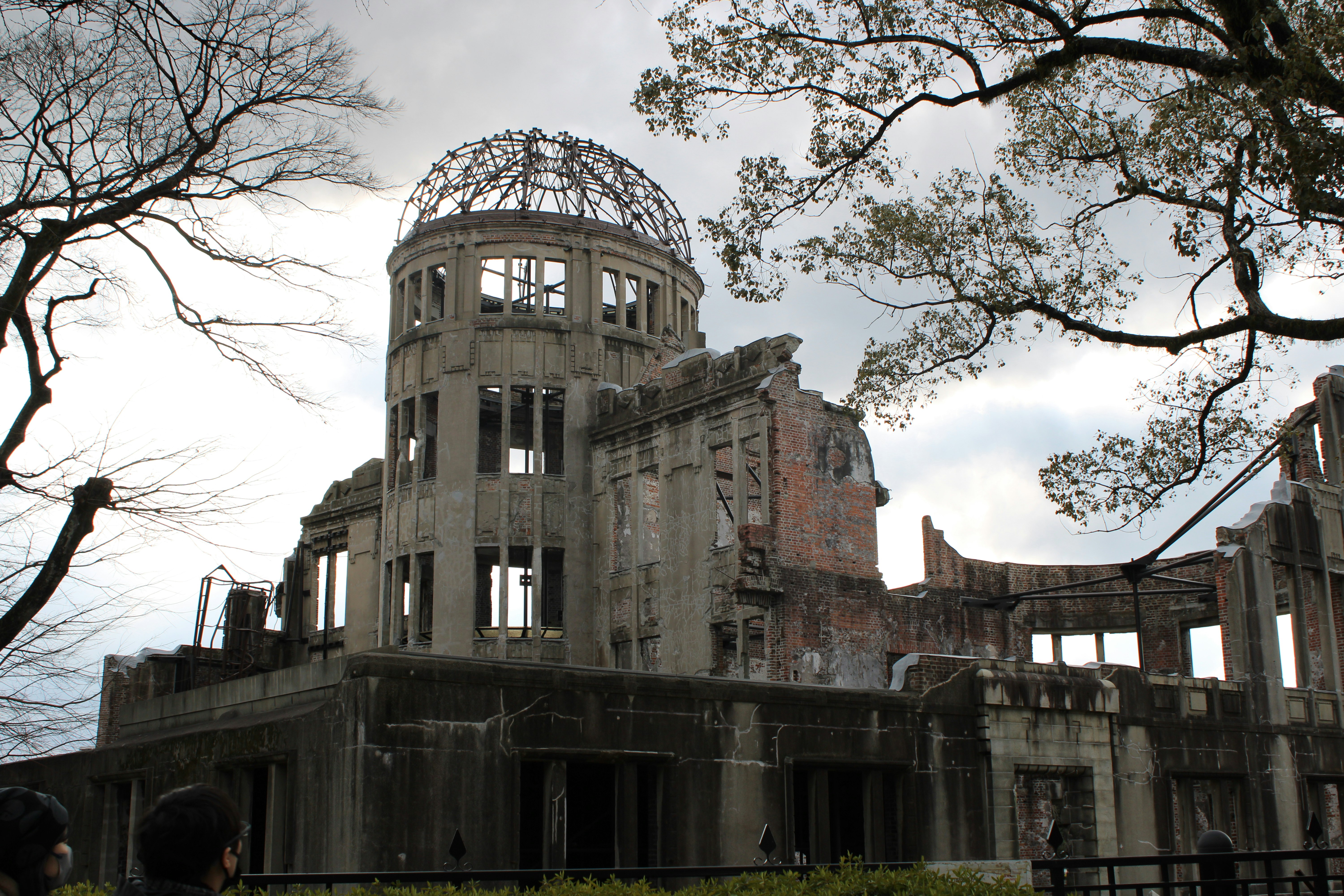 Flera liv förlorade i stormens raseri – äggjakt förvandlas till tragedi!
