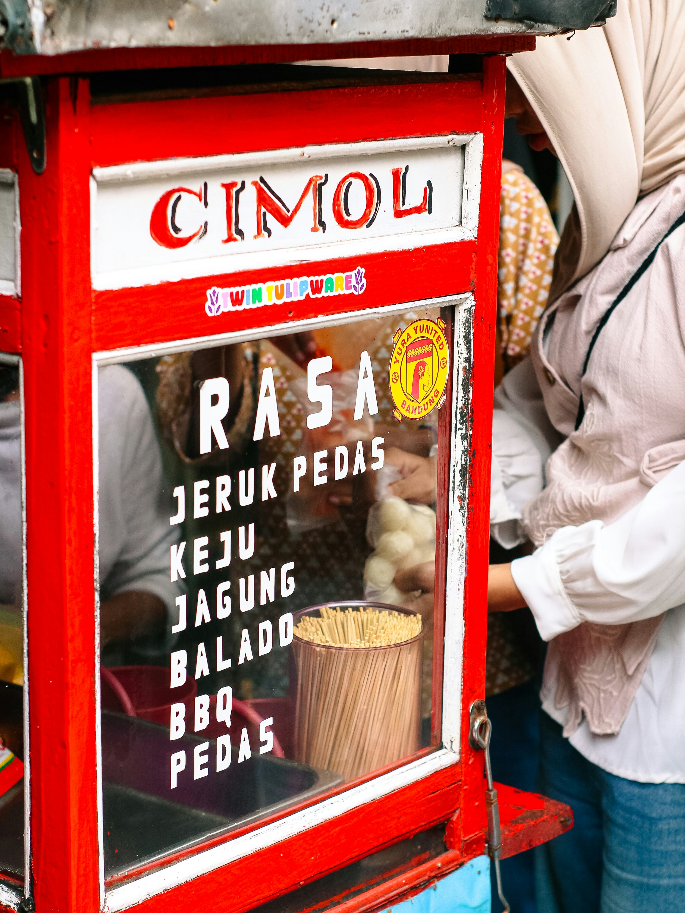 Keranjang makanan merah dengan rasa yang terdaftar