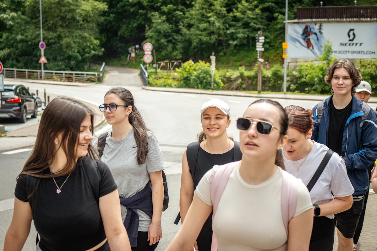 Gruppe junger Menschen geht gemeinsam draußen spazieren als Symbol für soziale Nähe ohne Rauchen