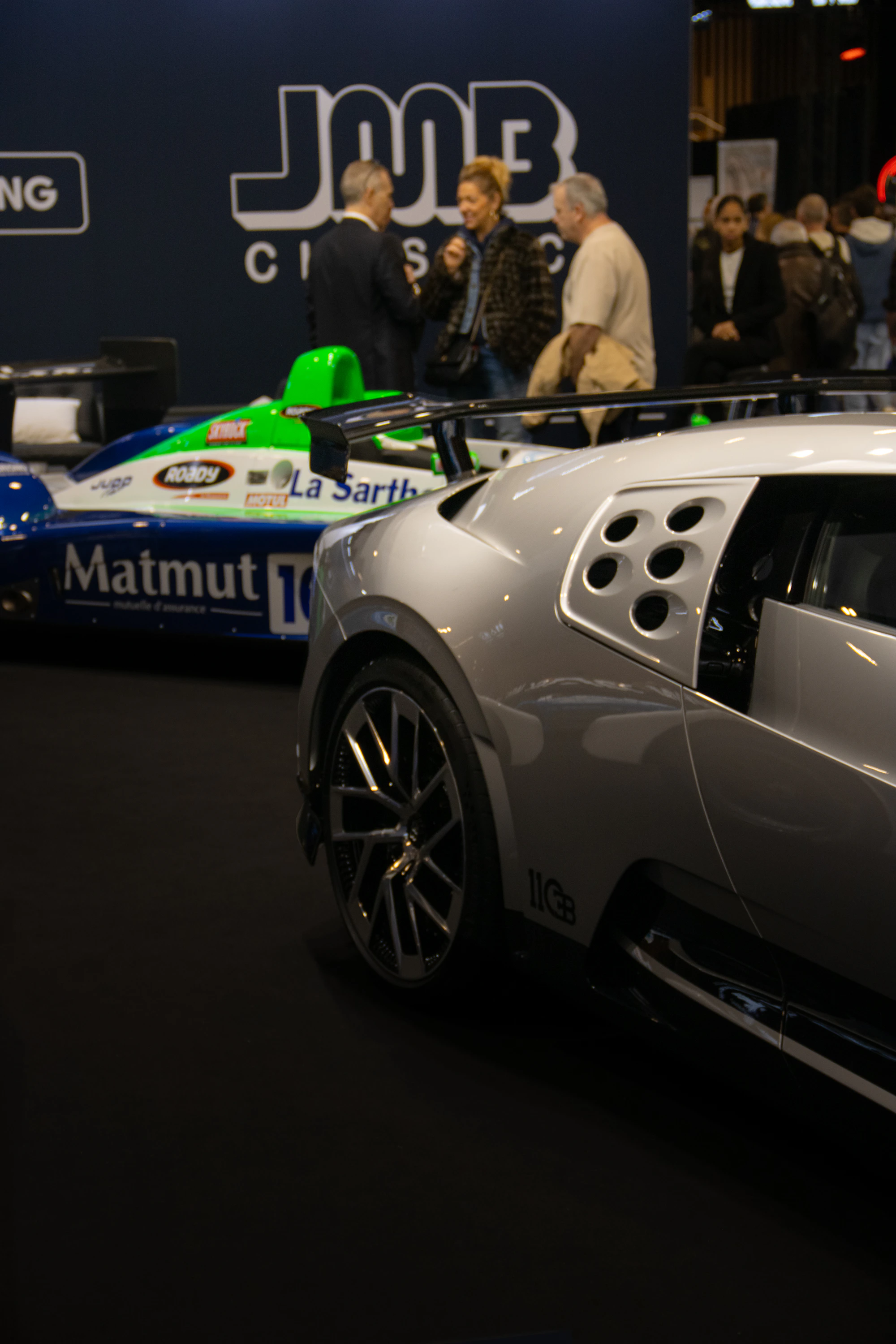 Supercars de luxe exposées lors d’un salon automobile à Paris
