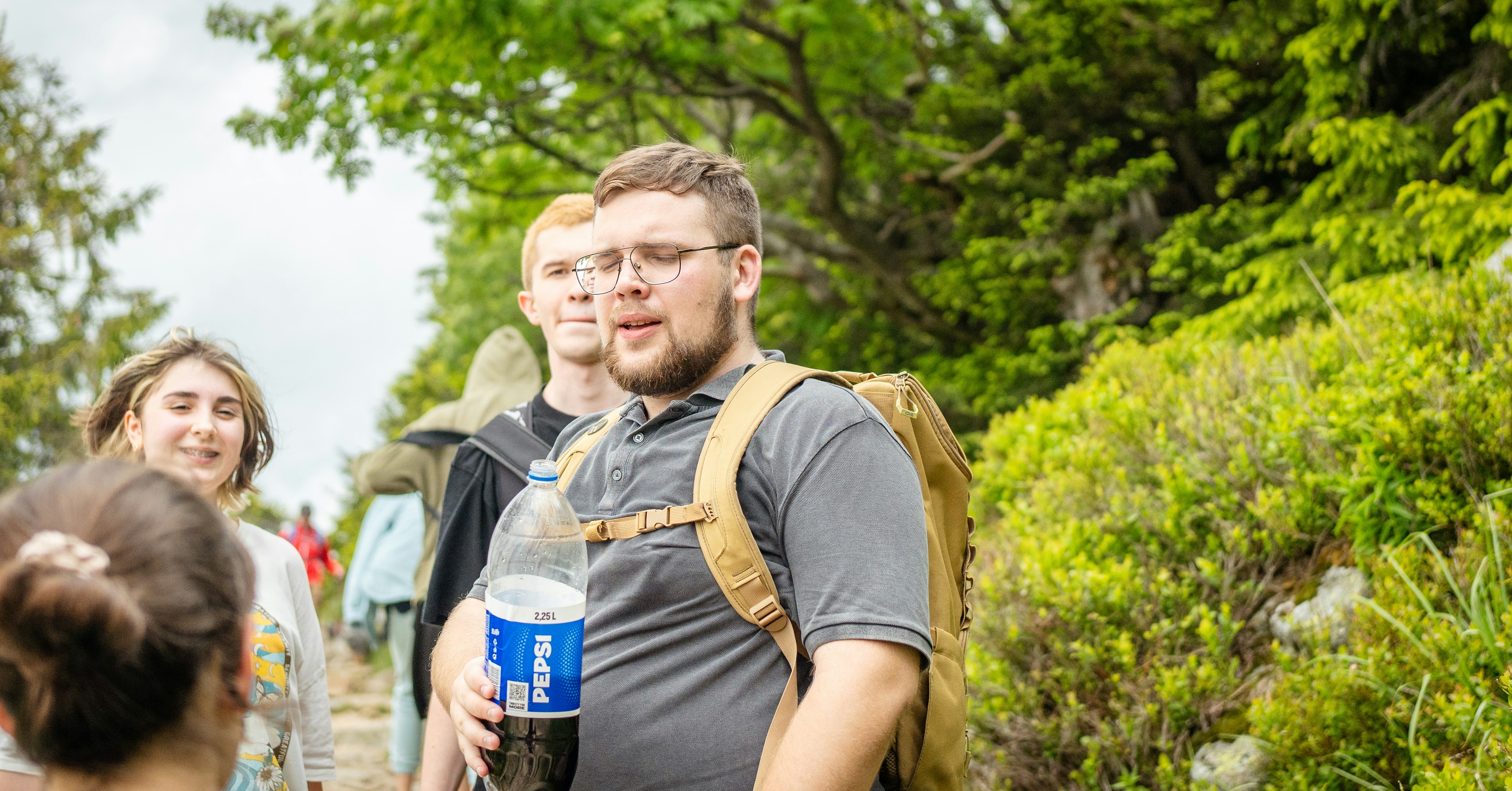 Gruppe von Freunden, die auf einem Wanderweg wandern