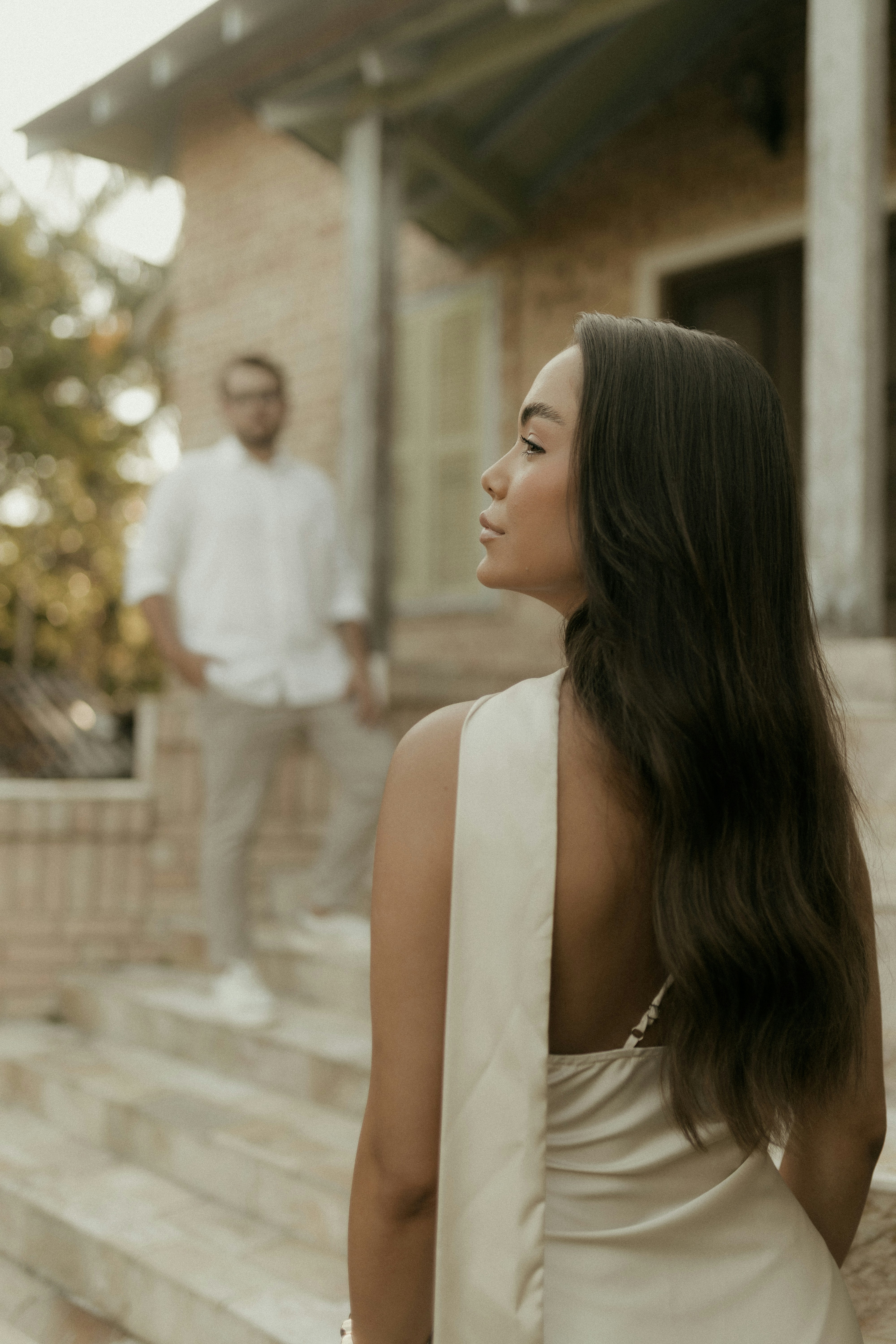 Femme en tenue avec un homme en arrière-plan