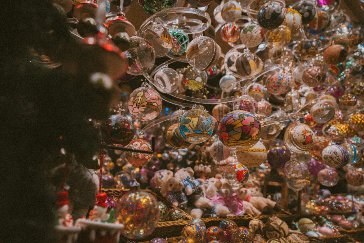 Des centaines de boules de Noël en verre peintes à la main suspendues dans une boutique de décorations