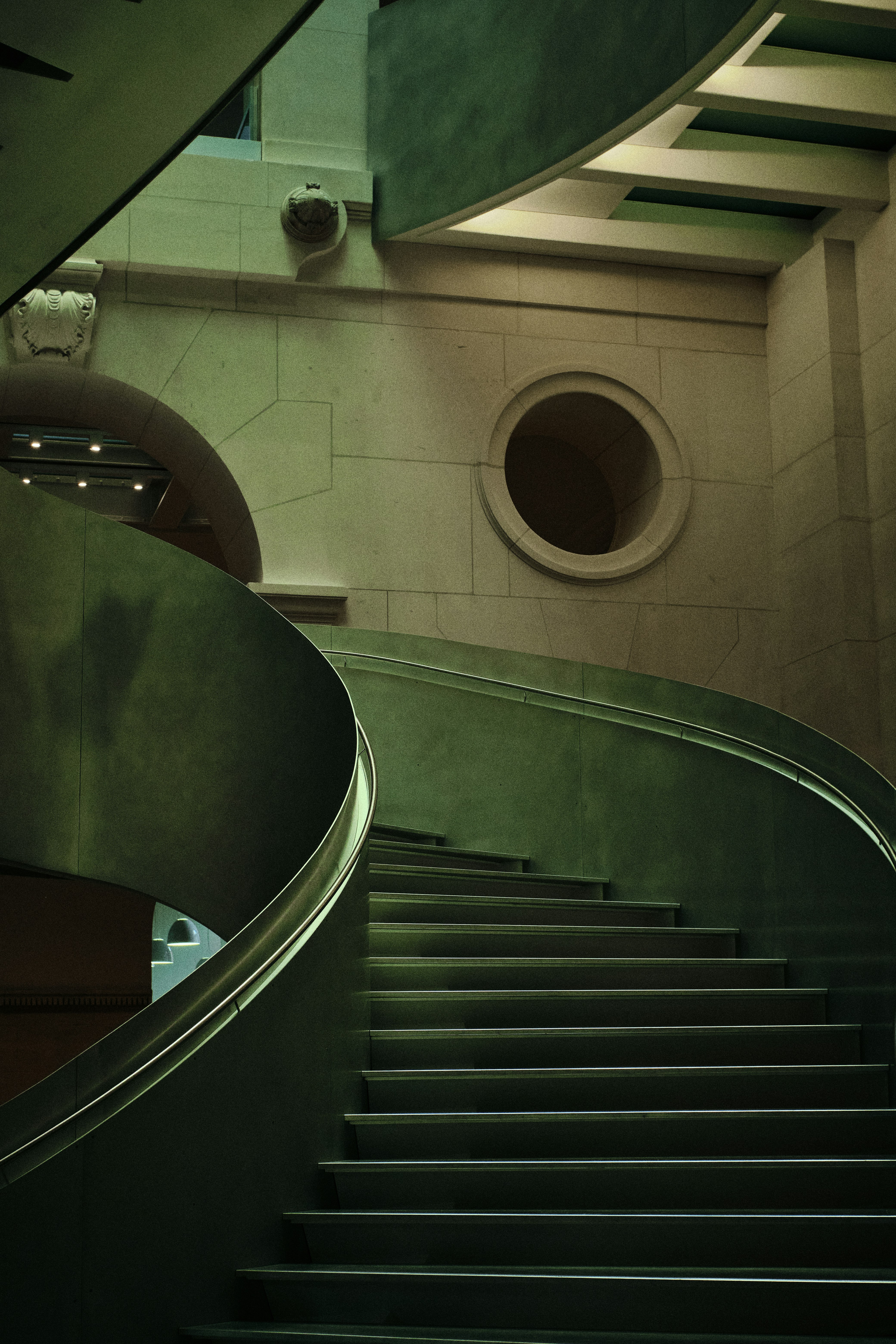 石壁の細部が施された現代の螺旋階段