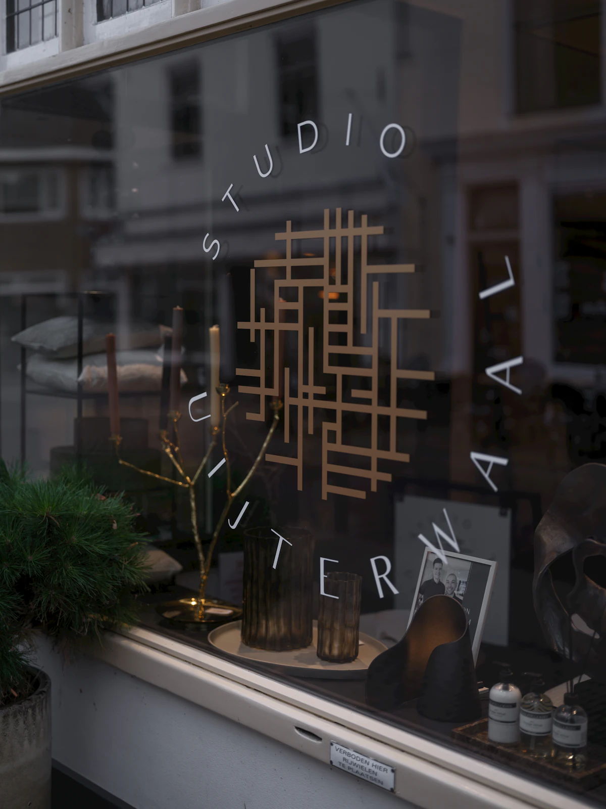 Vitrine d'une boutique de créateur présentant ses produits