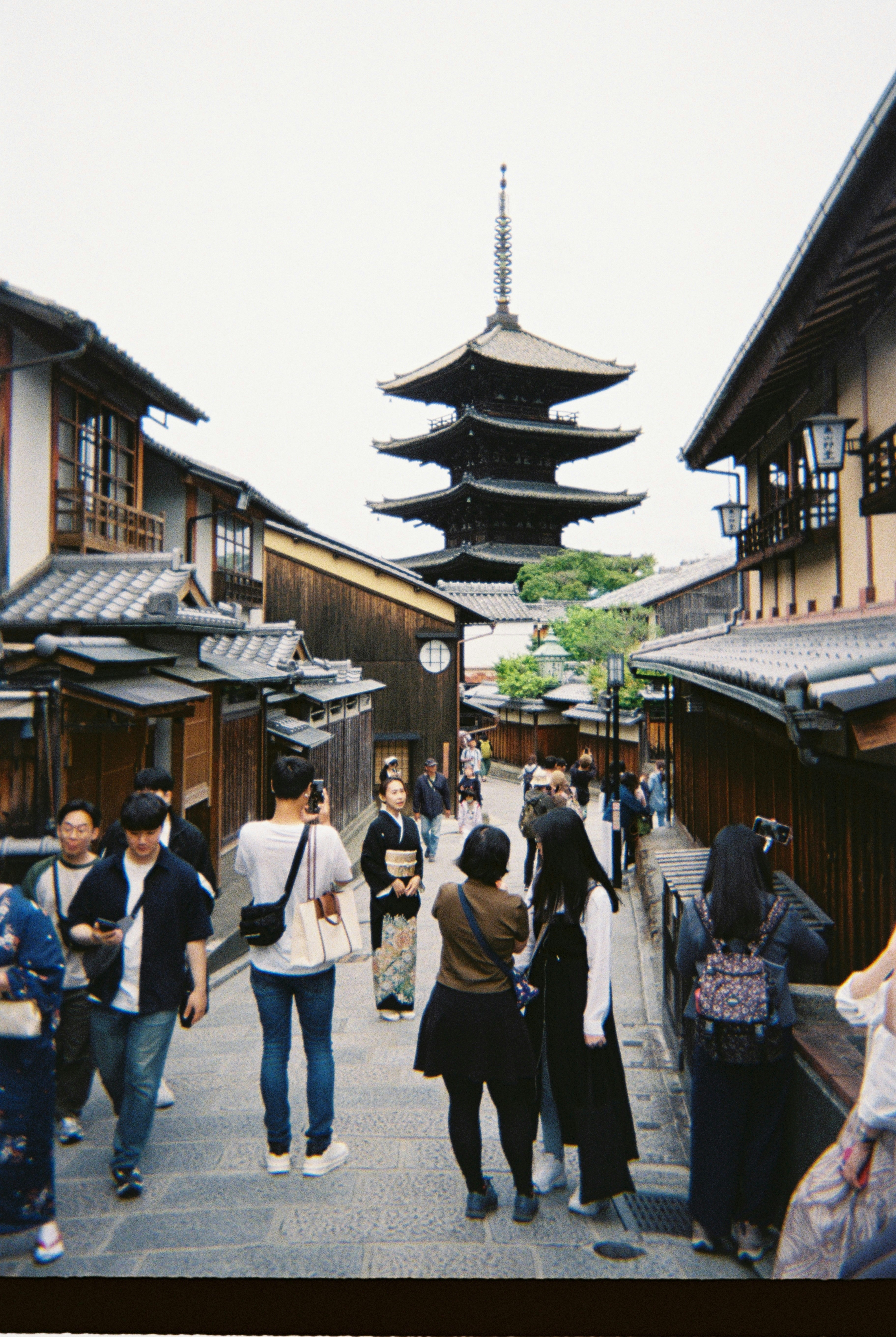 Des gens marchant dans une rue en direction d’une pagode.