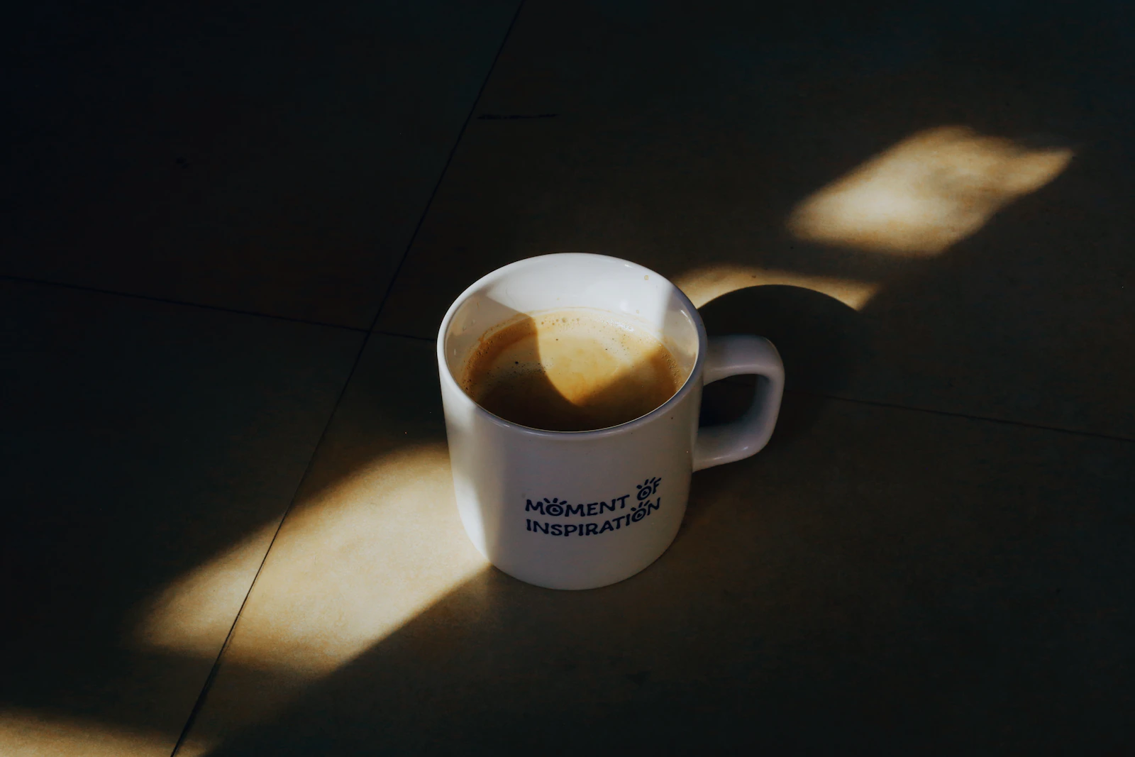 Weiße Kaffeetasse im warmen Morgenlicht als Symbol für ein rauchfreies Morgenritual