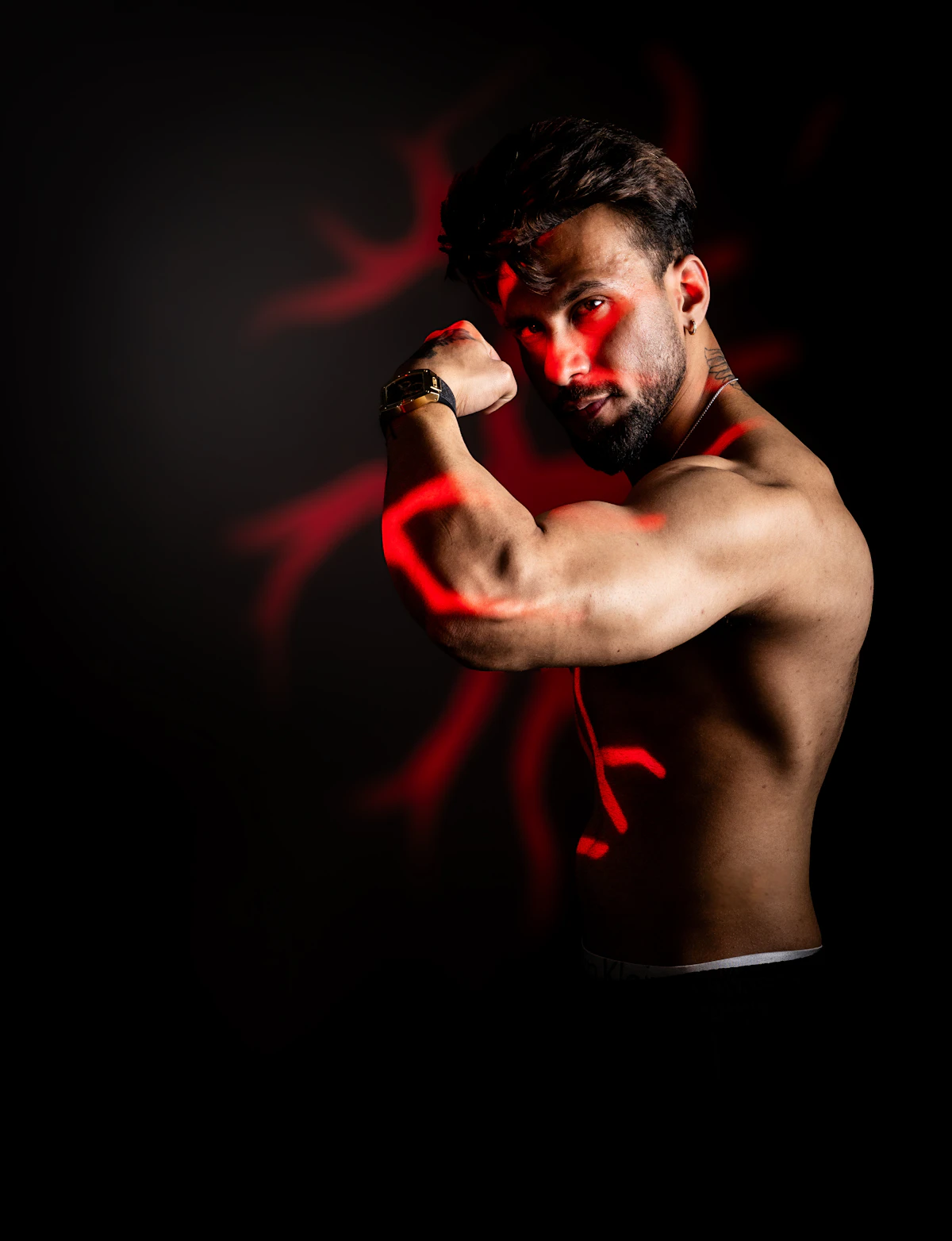 Muscular man flexing his bicep, illustrating the muscle-building potential of testosterone replacement therapy