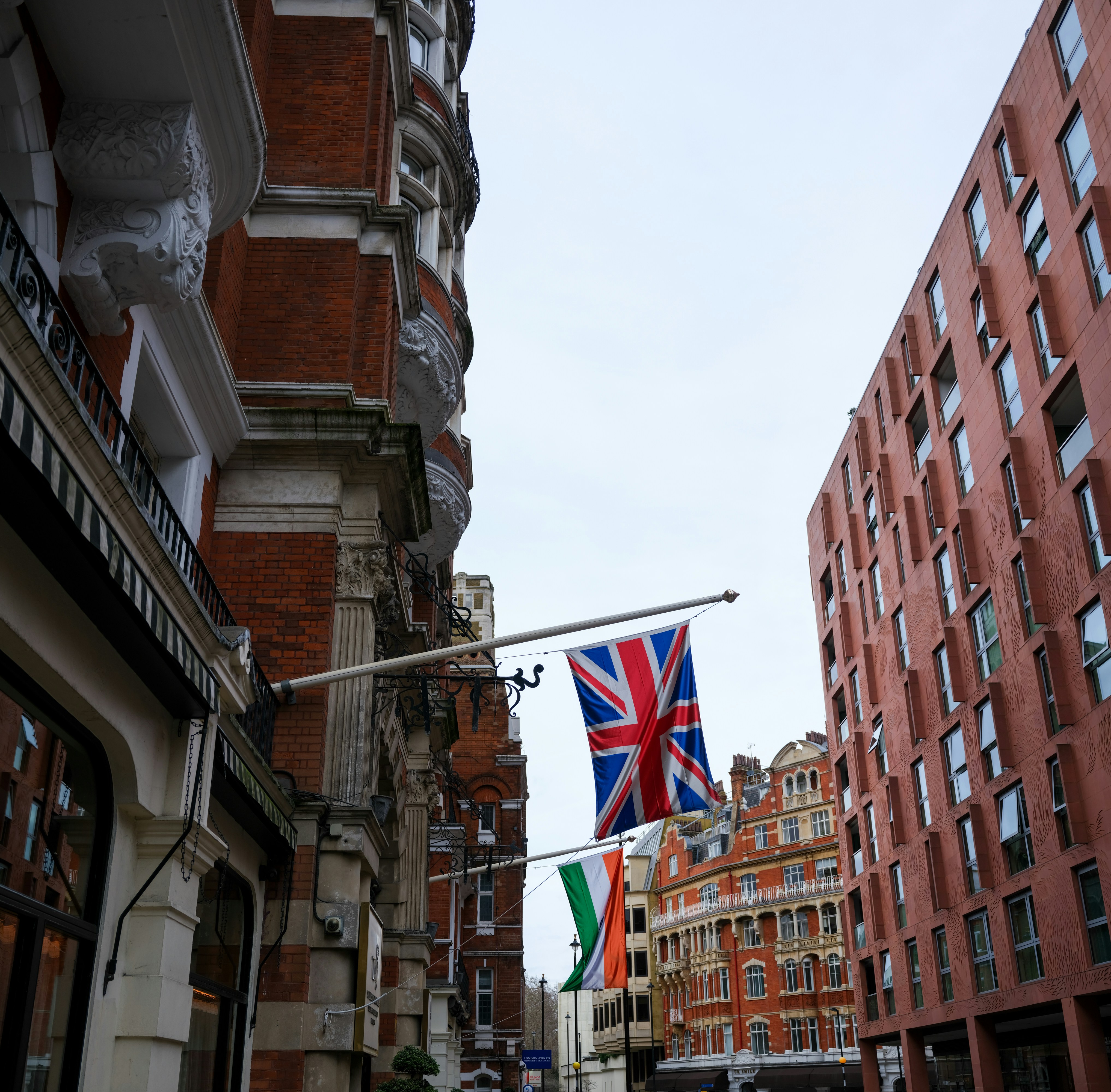 Britische und irische Flaggen wehen vor den Gebäuden.