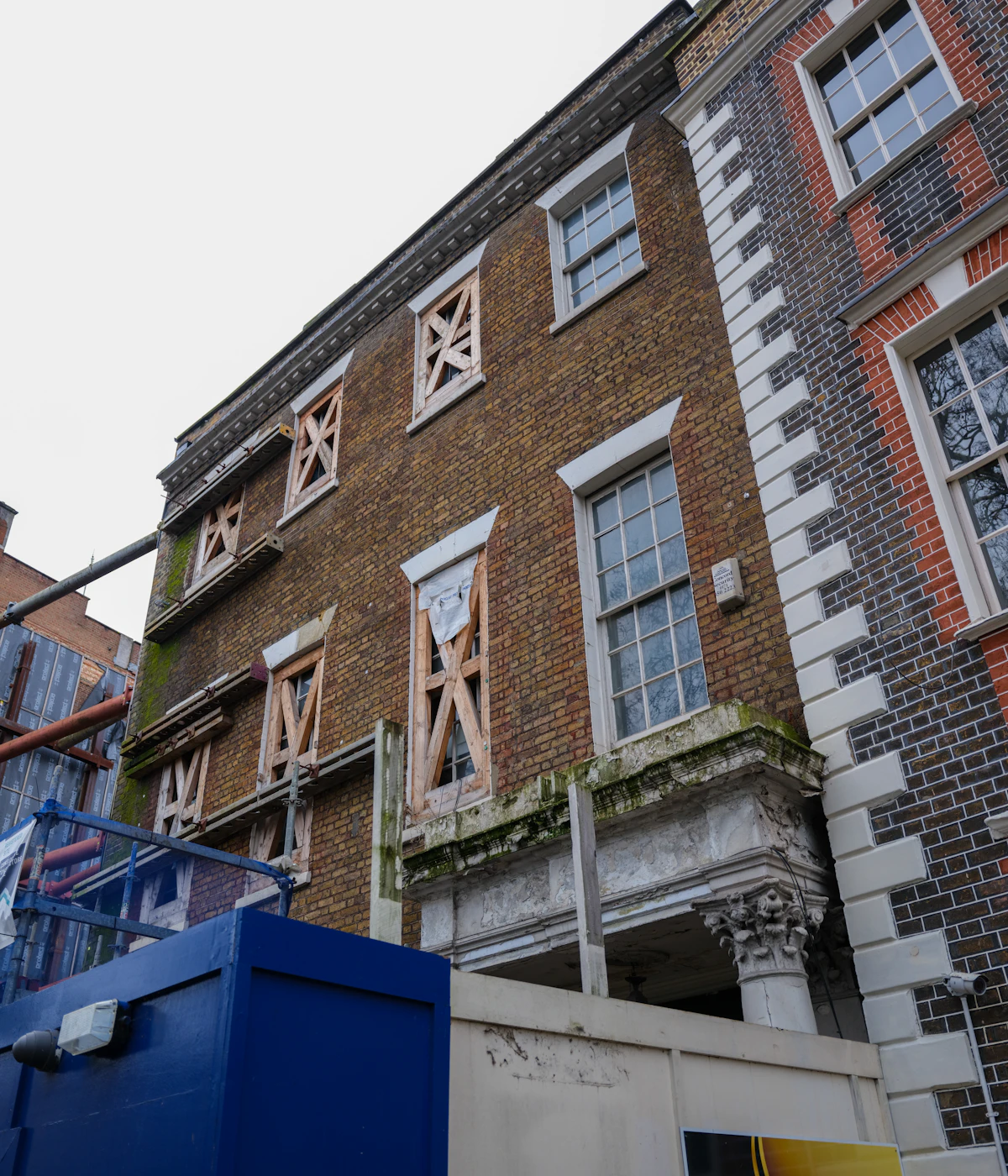 Façade en rénovation avec échafaudage